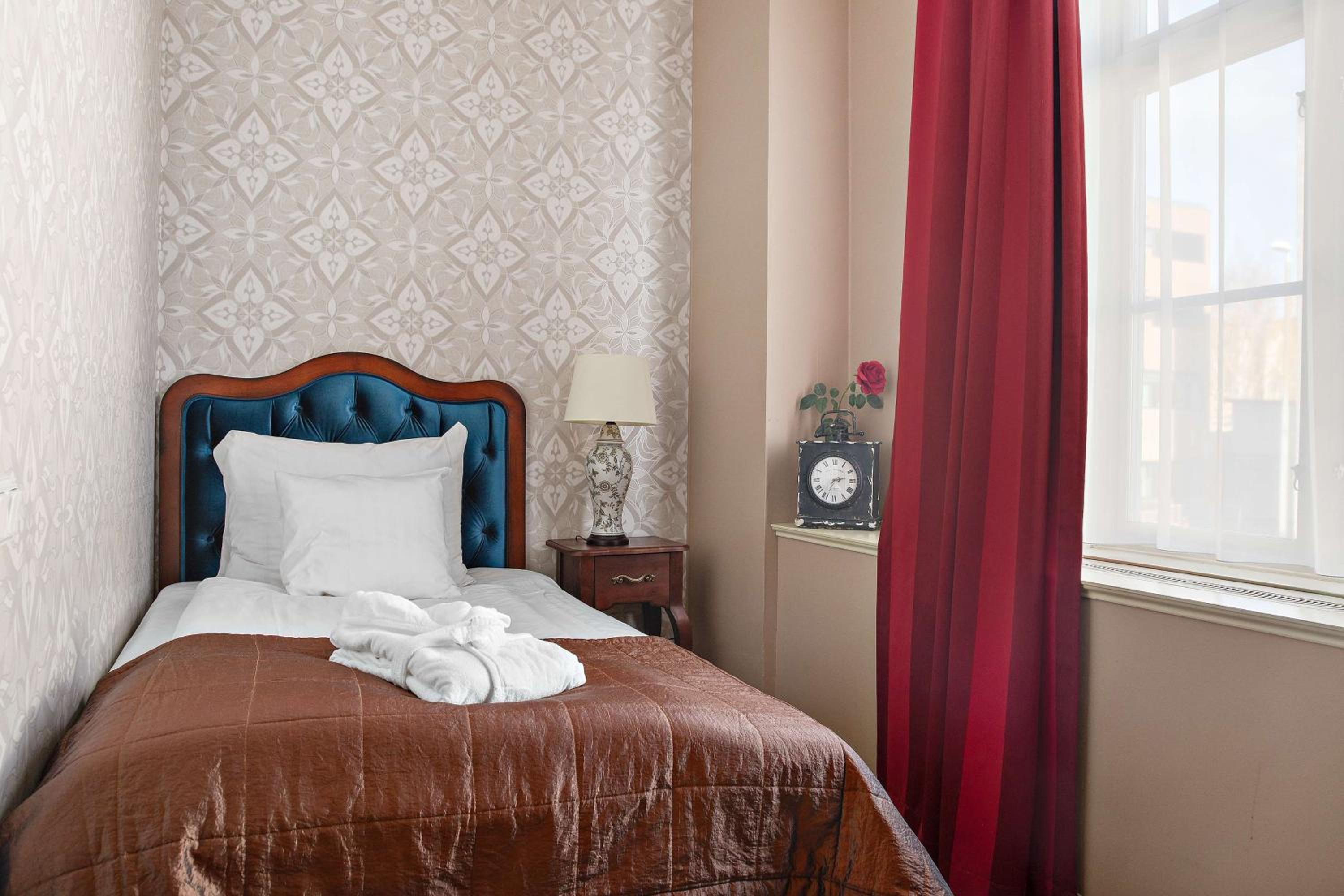 Single Room thumbnail 5