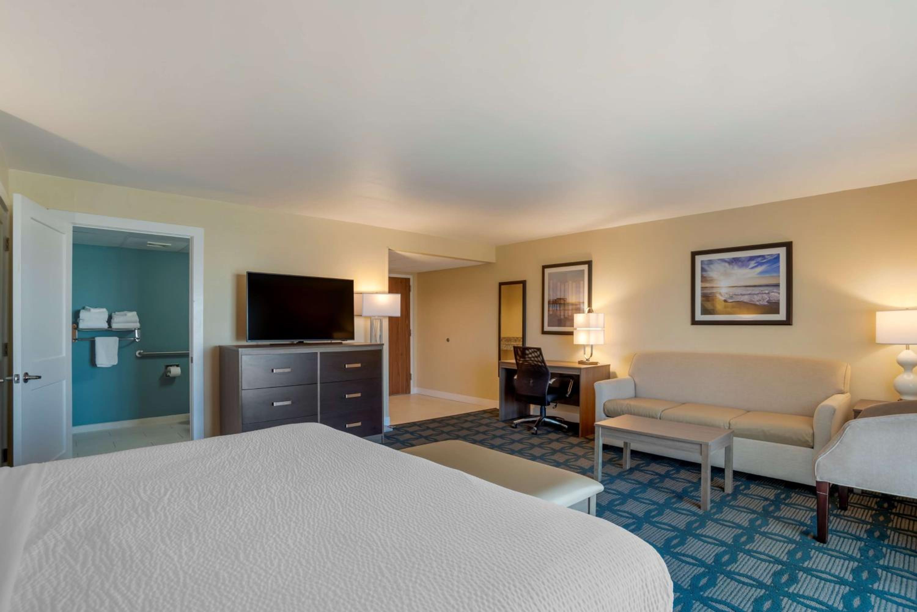 King Room with Walk-in Shower - Disability Access photo 2