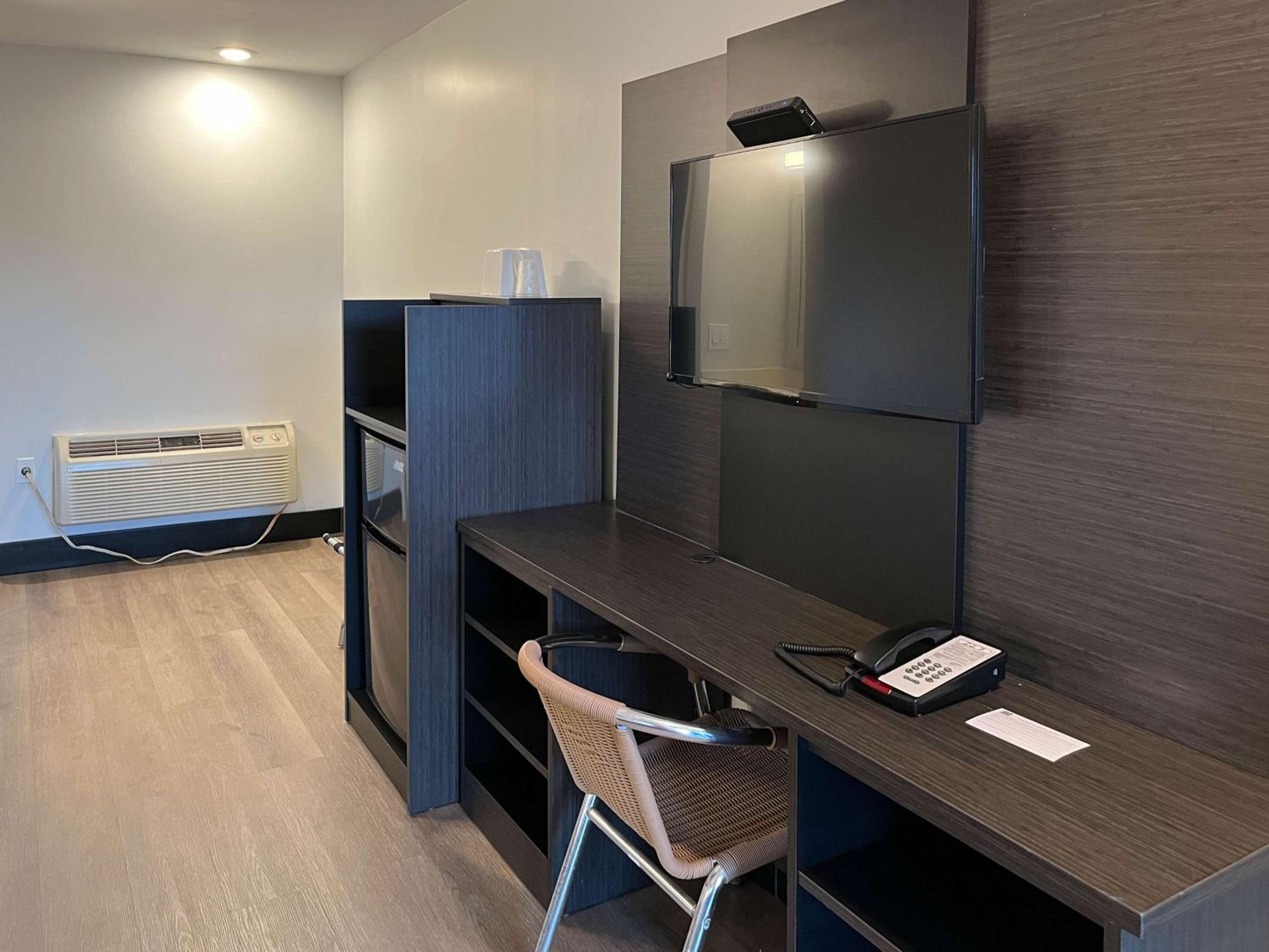 Quadruple Room - Non-Smoking photo 2