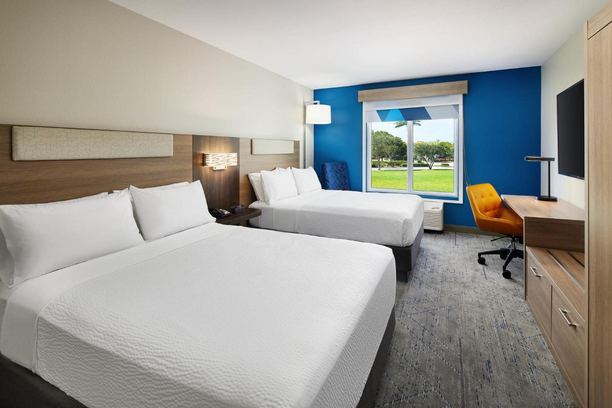 Standard Queen Room with Two Queen Beds - Photo 10