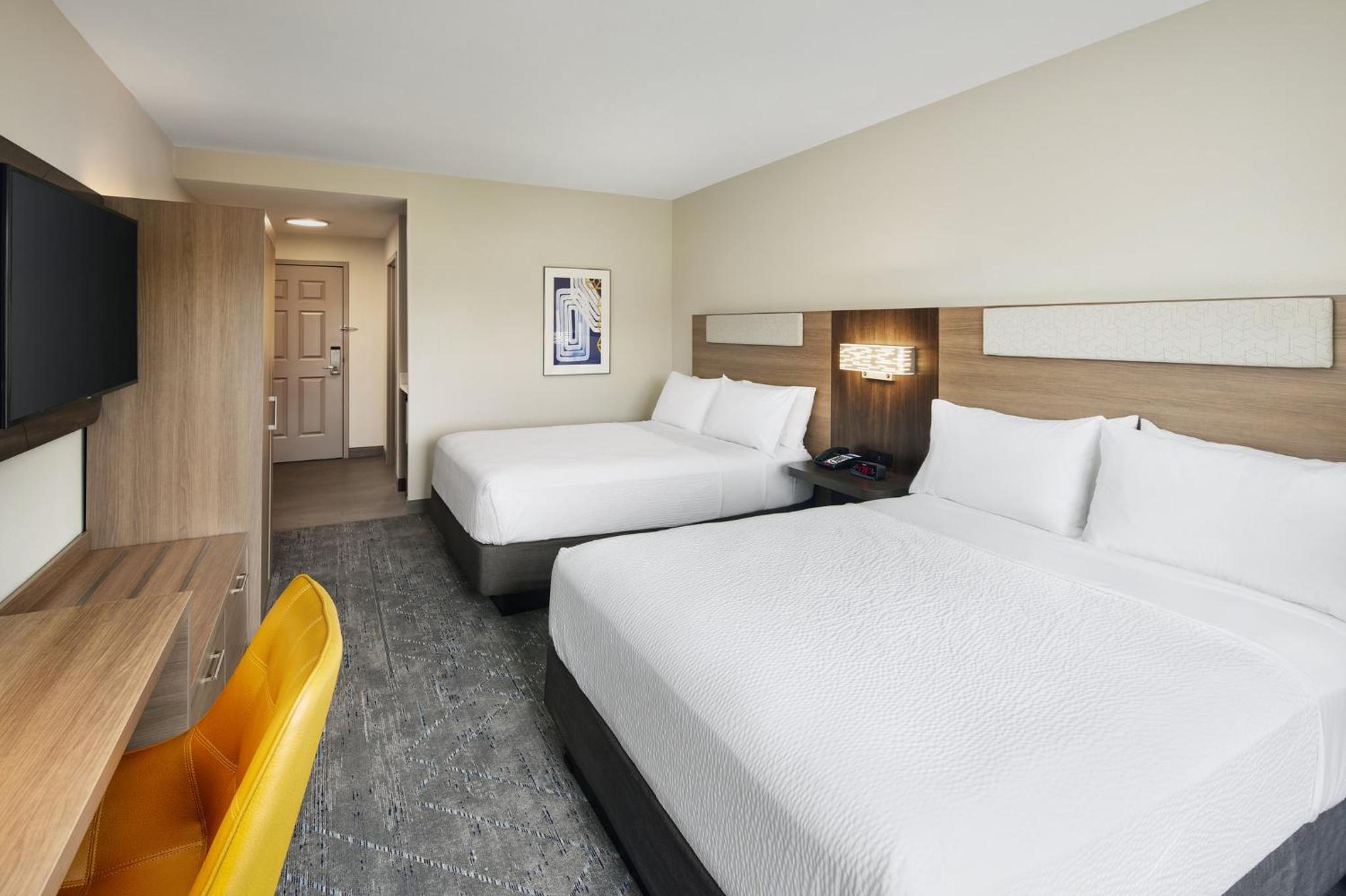 Standard Queen Room with Two Queen Beds - Photo 11
