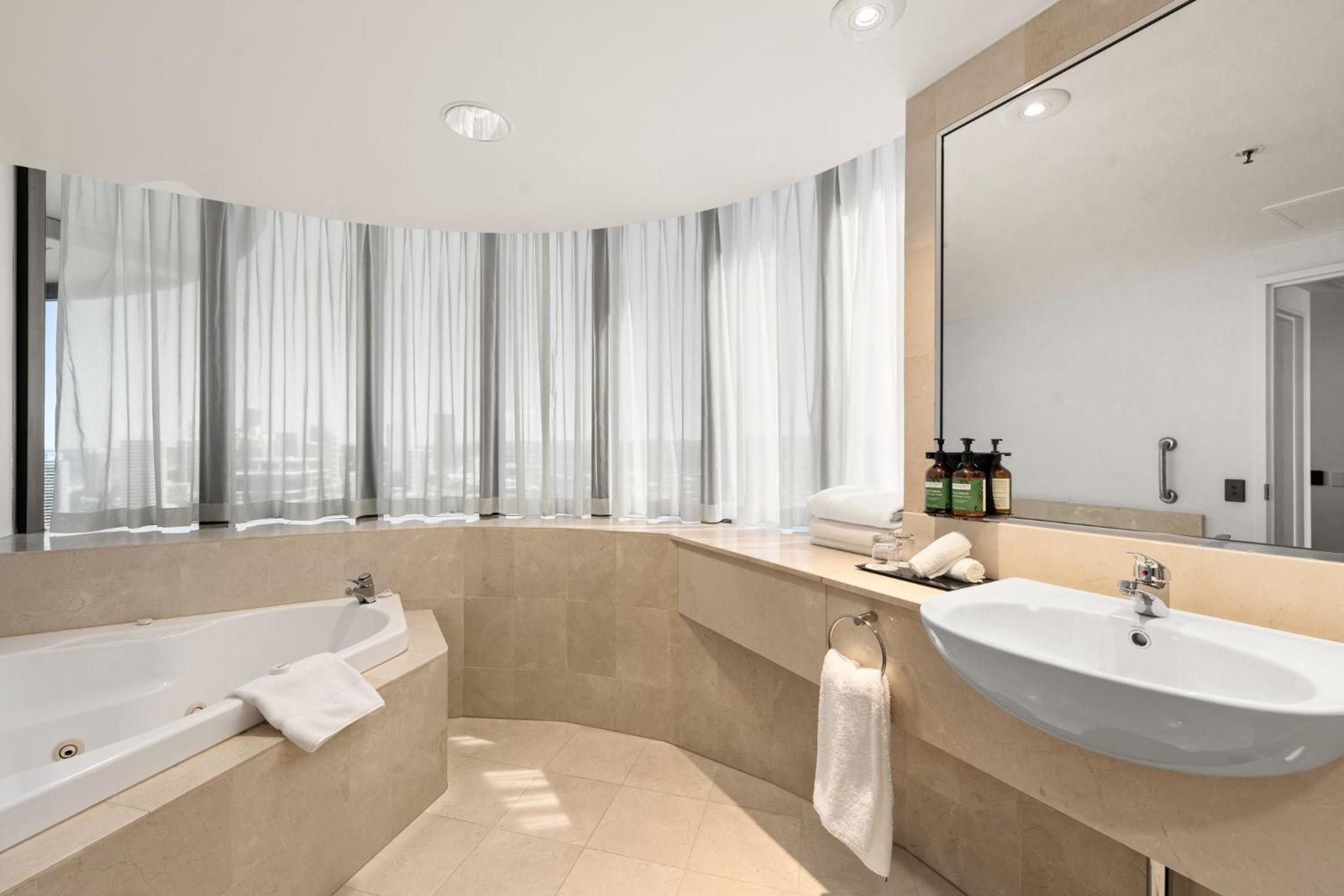One-Bedroom Suite with Ocean View - Photo 4