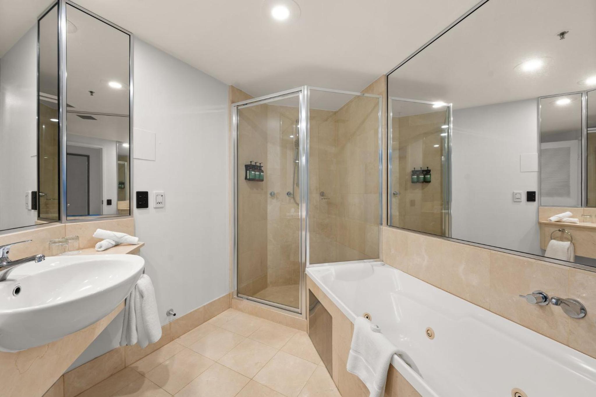 Junior King Suite with Ocean View - Photo 2