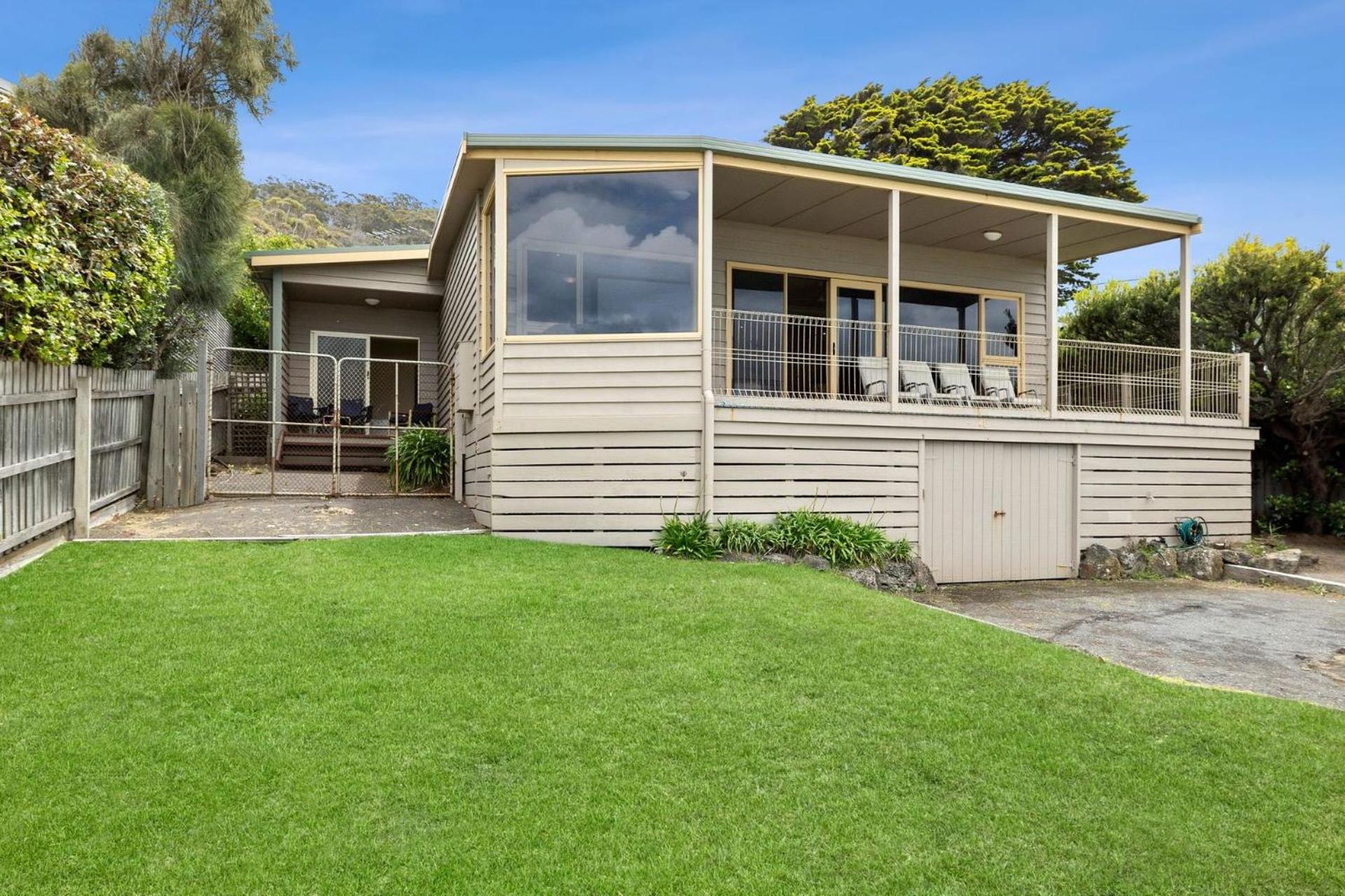 Three-Bedroom House photo 3