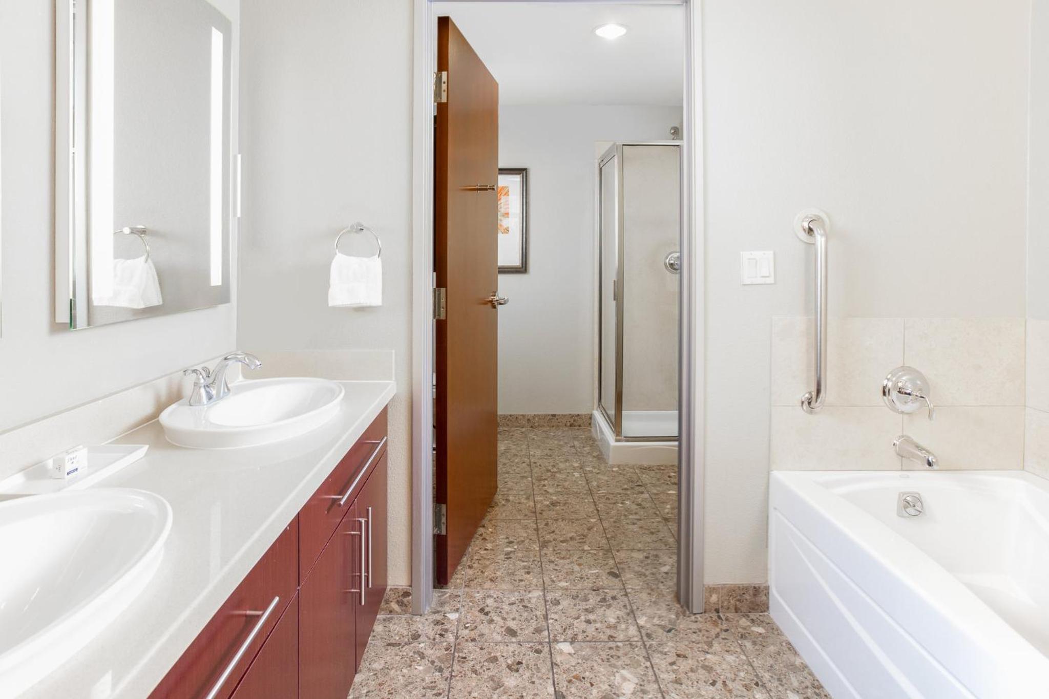 One-Bedroom King Suite with City View - Photo 10