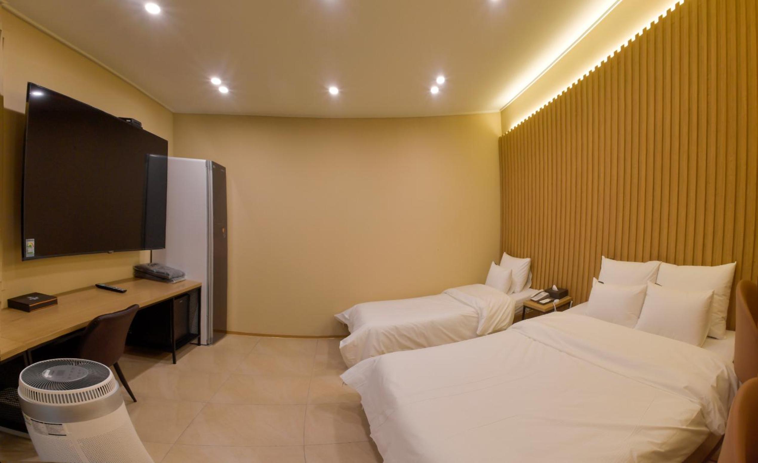 Large Twin Room - Photo 1