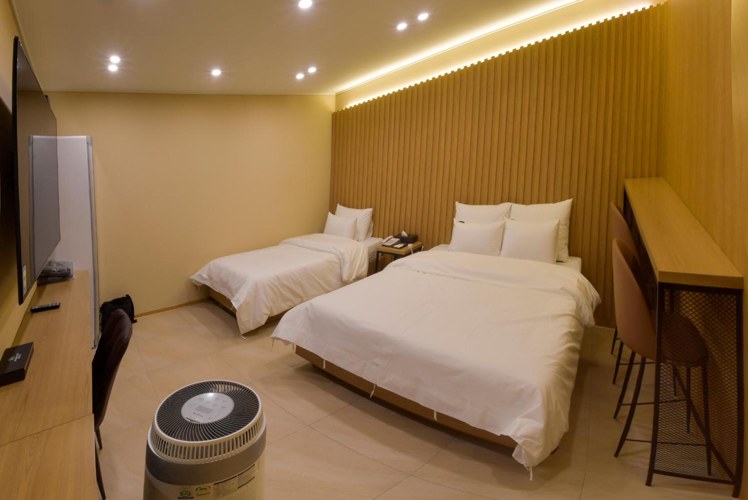 Large Twin Room - Photo 2