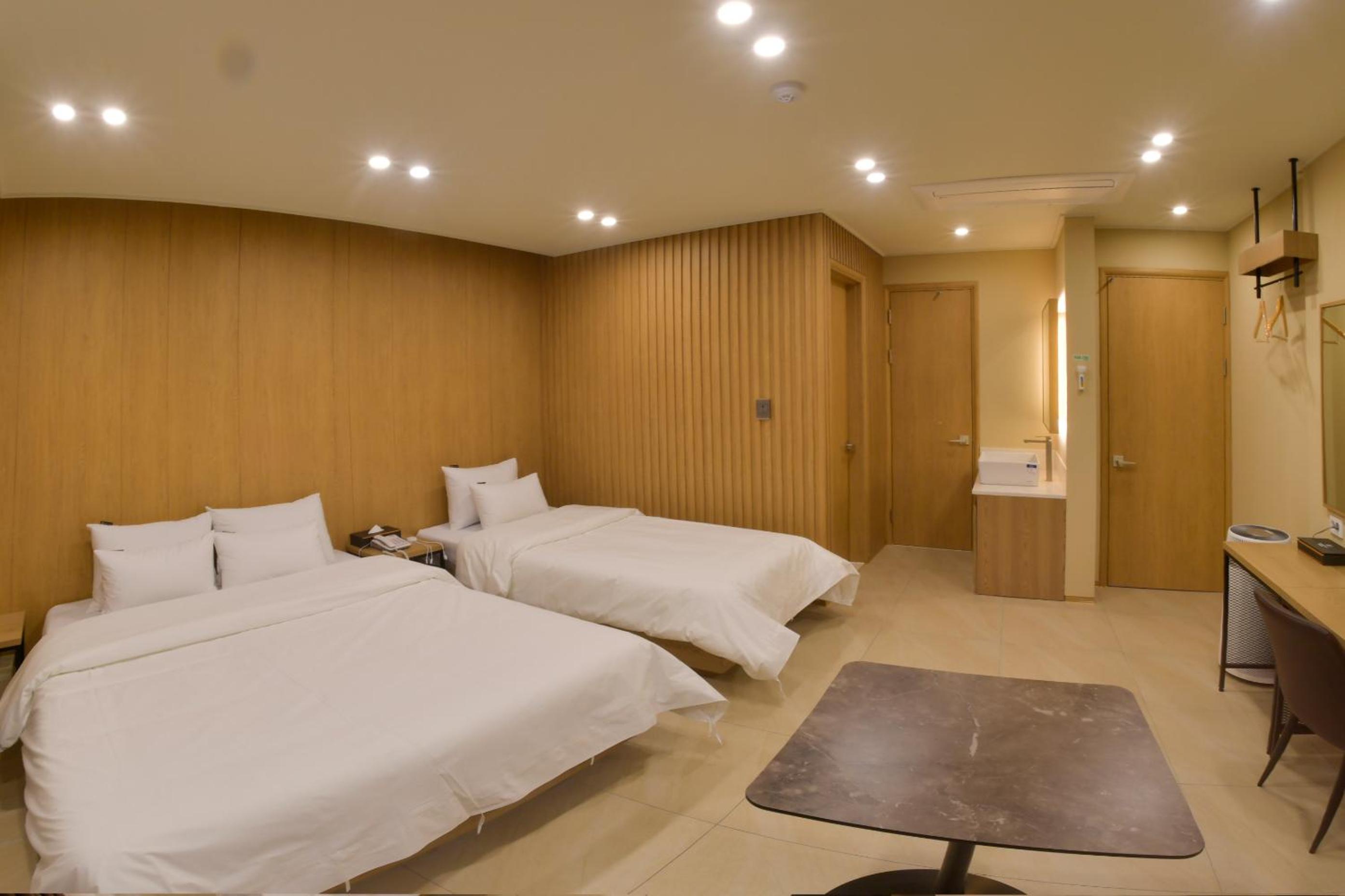 Large Twin Room - Photo 3