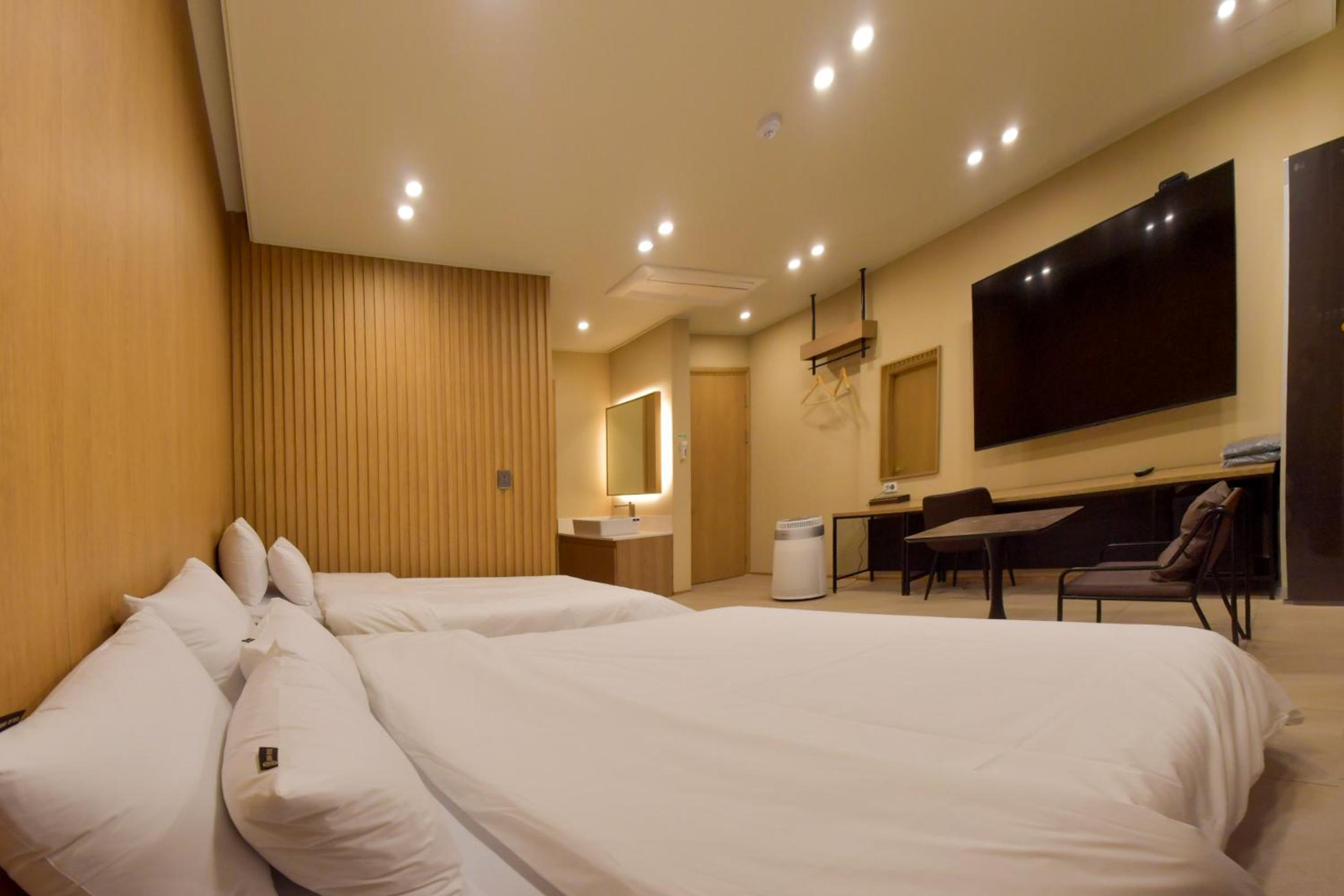 Large Twin Room - Photo 4