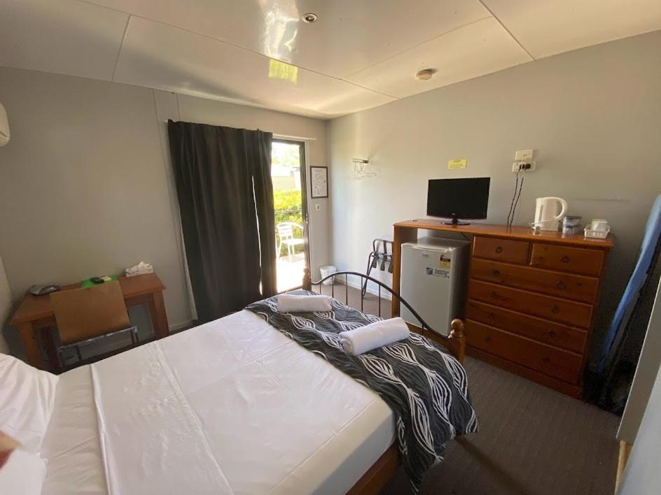 Standard Motel Room photo 2
