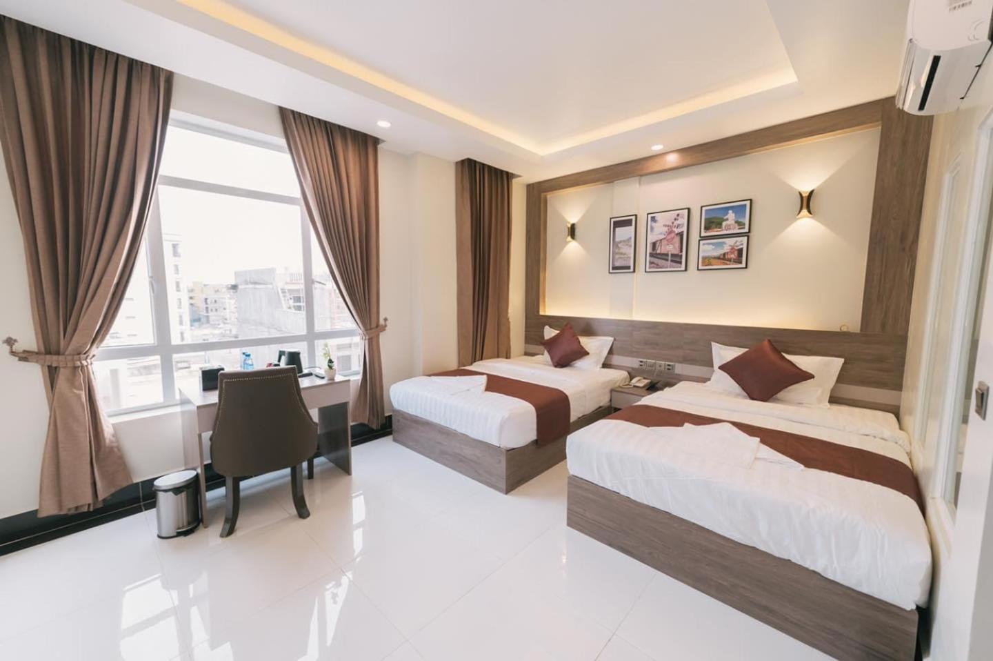 Deluxe Twin Room with City View - Photo 2