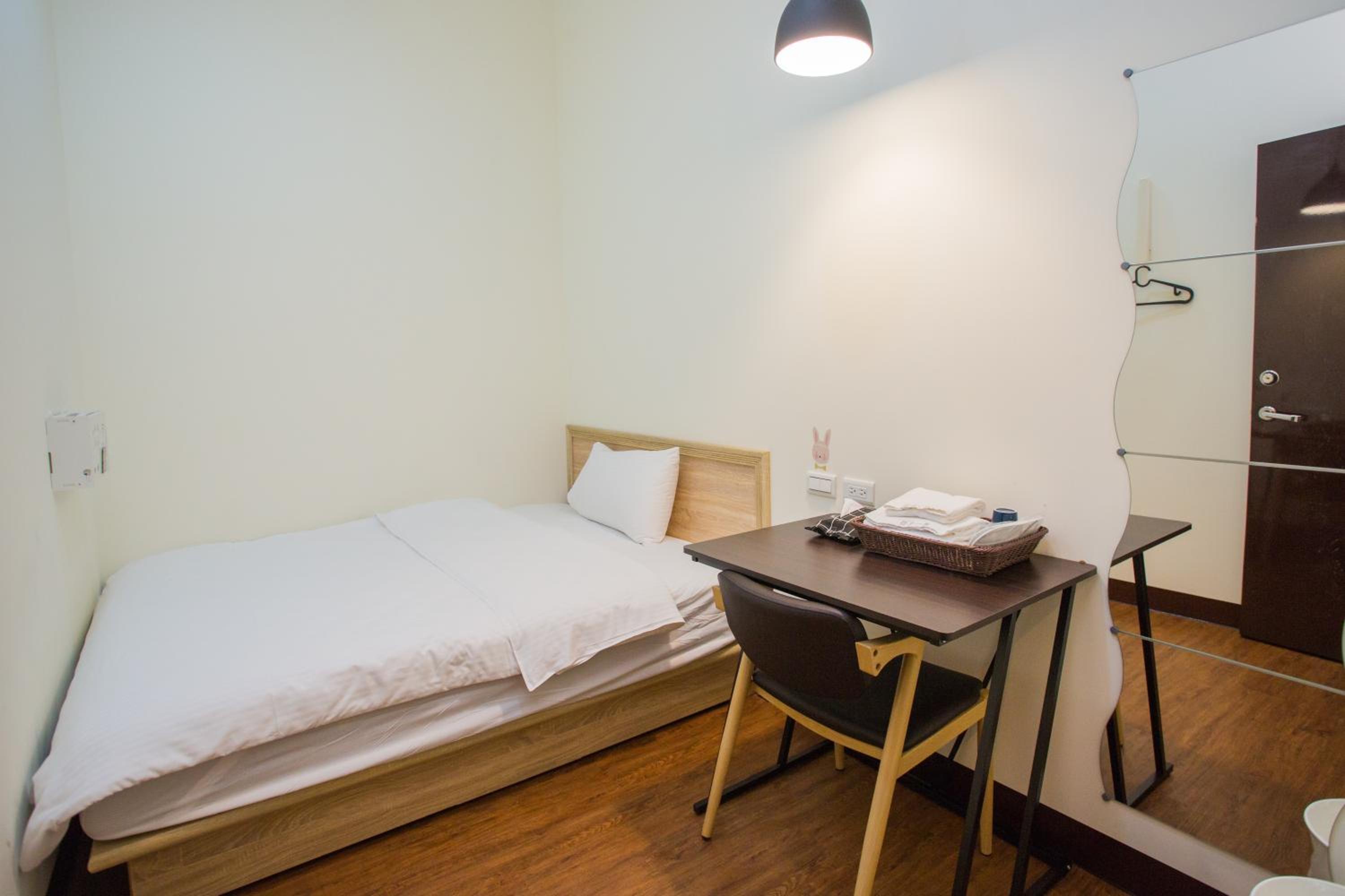 Single Room with Shared Shower and Toilet photo 2
