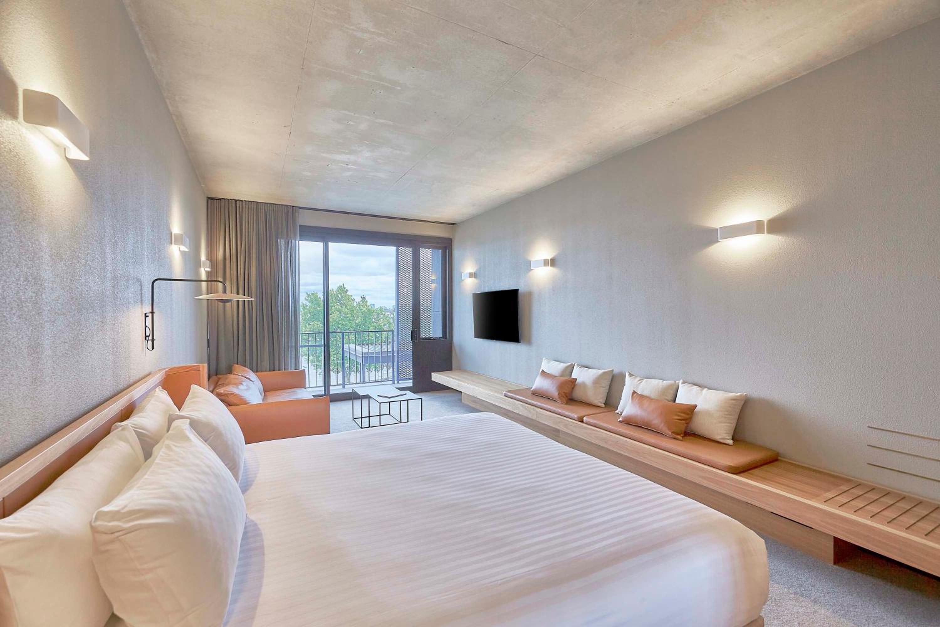 Executive King River View - Photo 2
