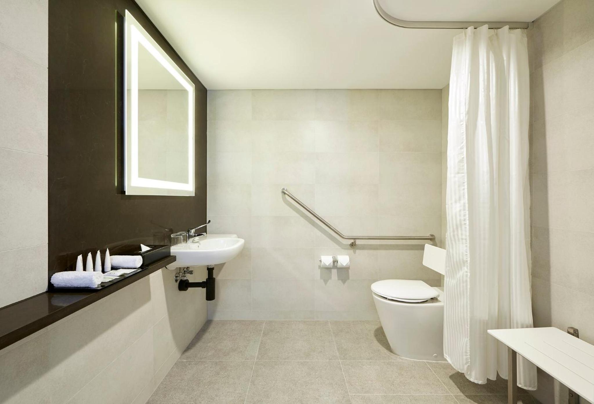 Deluxe Accessible Queen - Photo 5