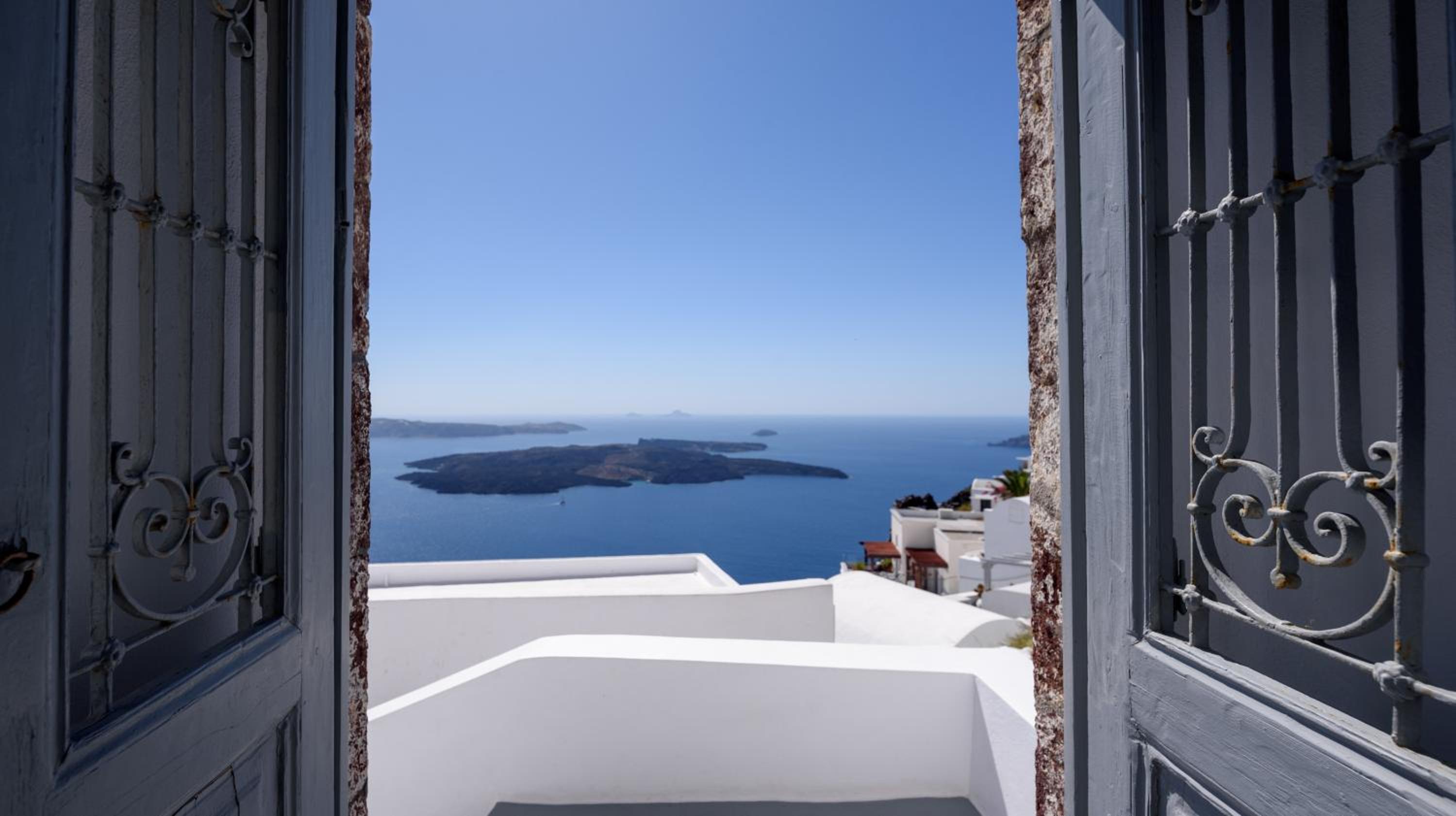 Queen Suite with Cave Plunge Pool and Caldera View photo 3