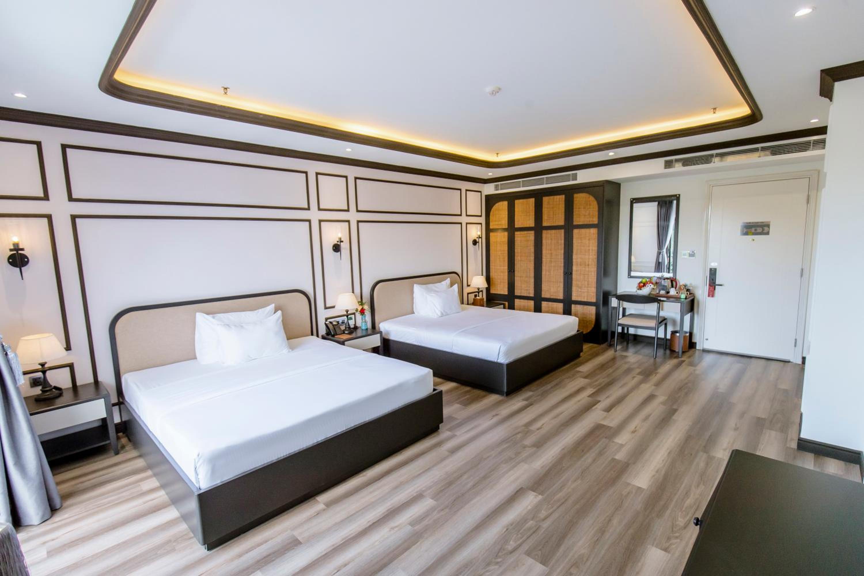 King Room with Two King Beds photo 1