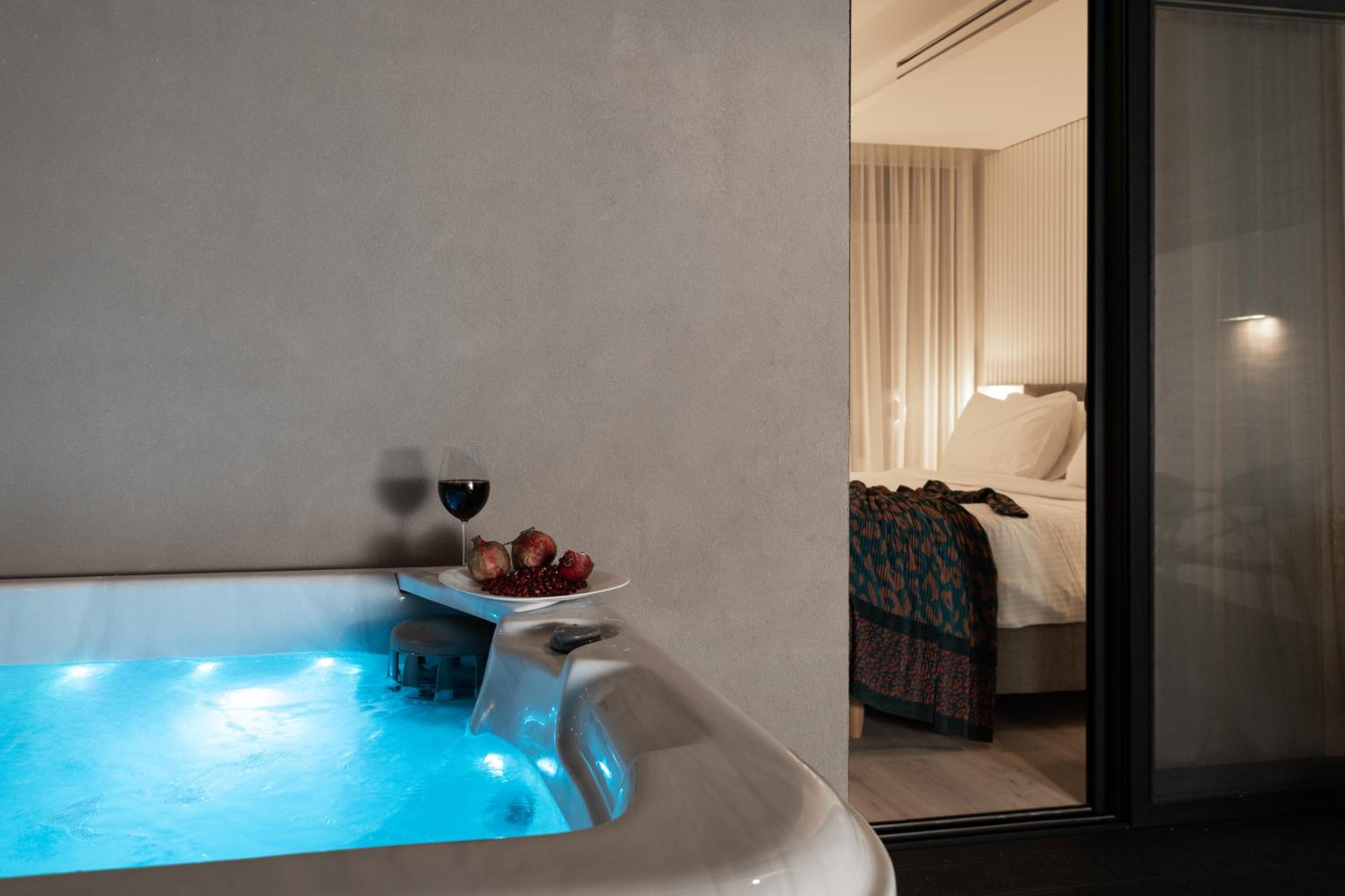 Superior Suite with Private Garden and Jacuzzi photo 3