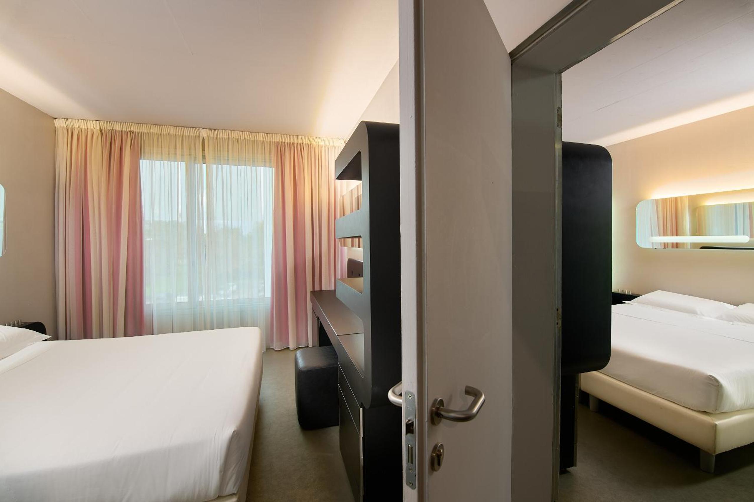 Connecting Room - Photo 4