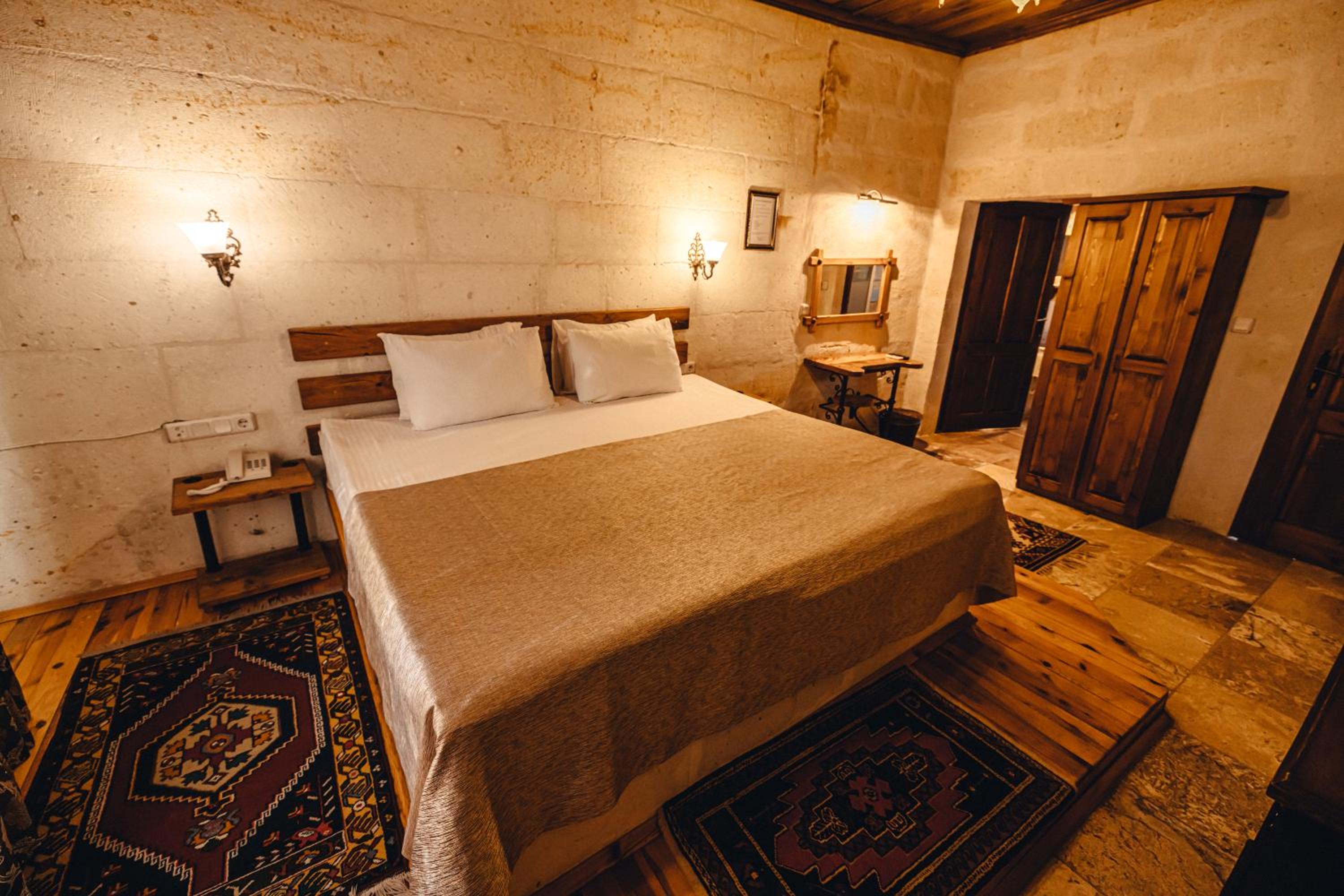 Deluxe Double Room with Bath photo 2