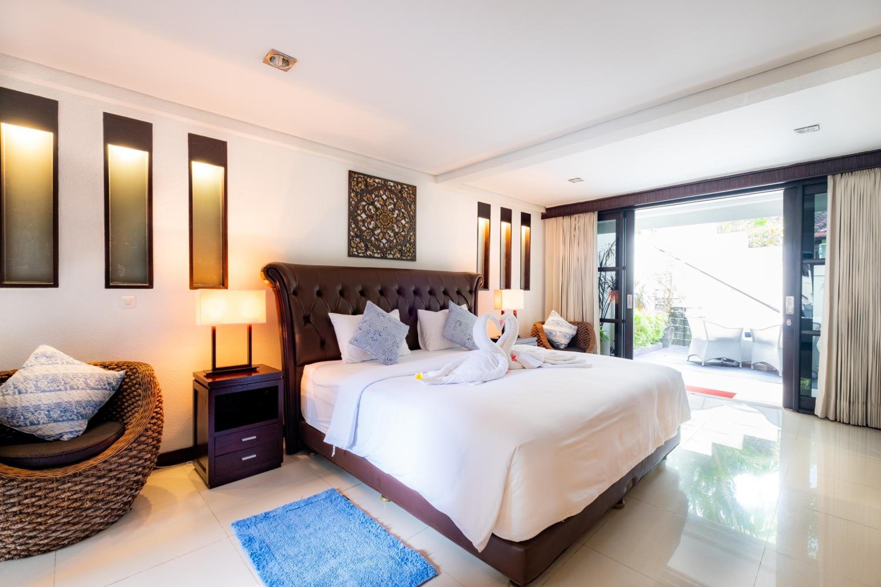 Villa with Private Pool - Photo 37