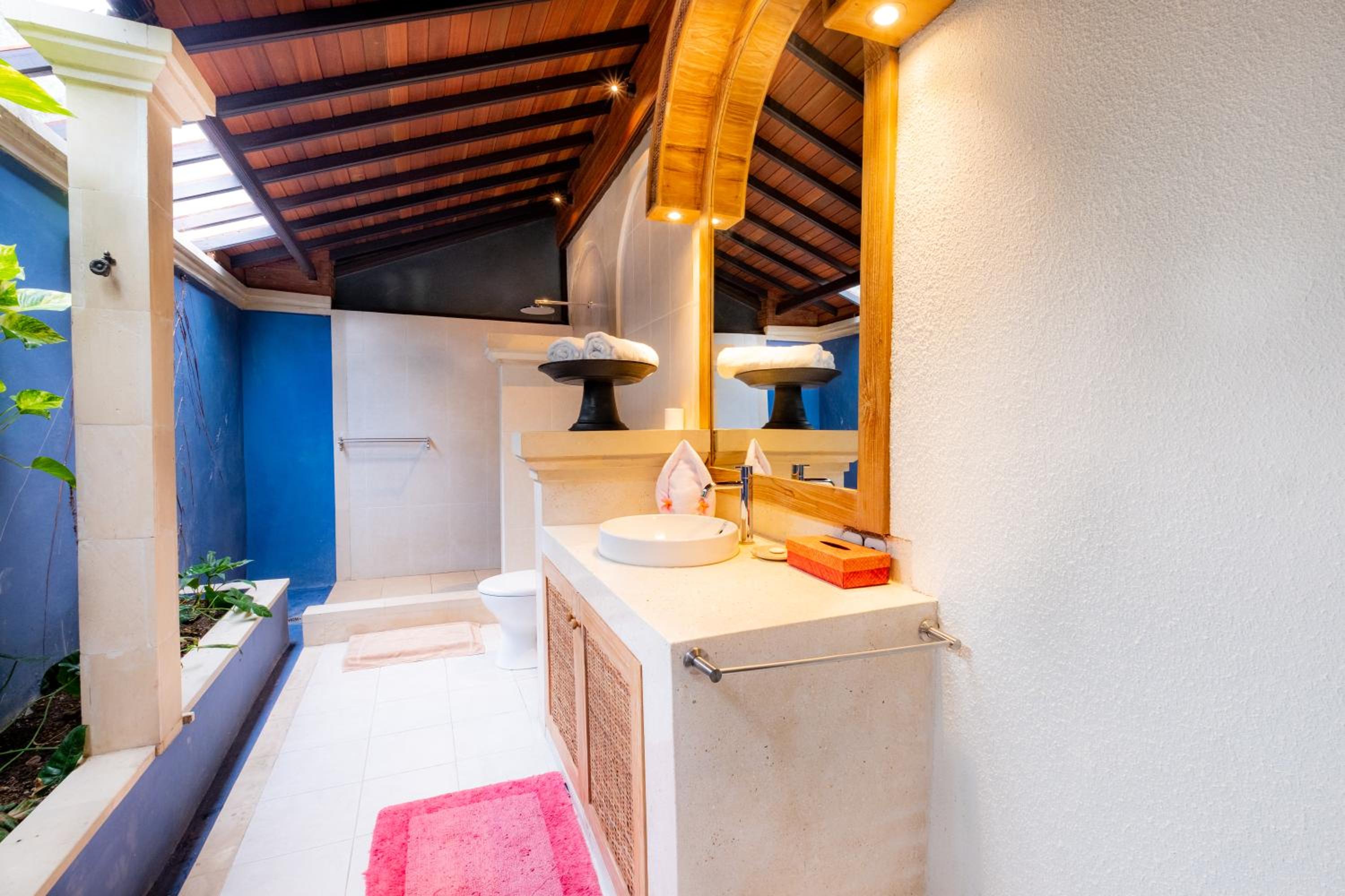 Villa with Private Pool - Photo 36