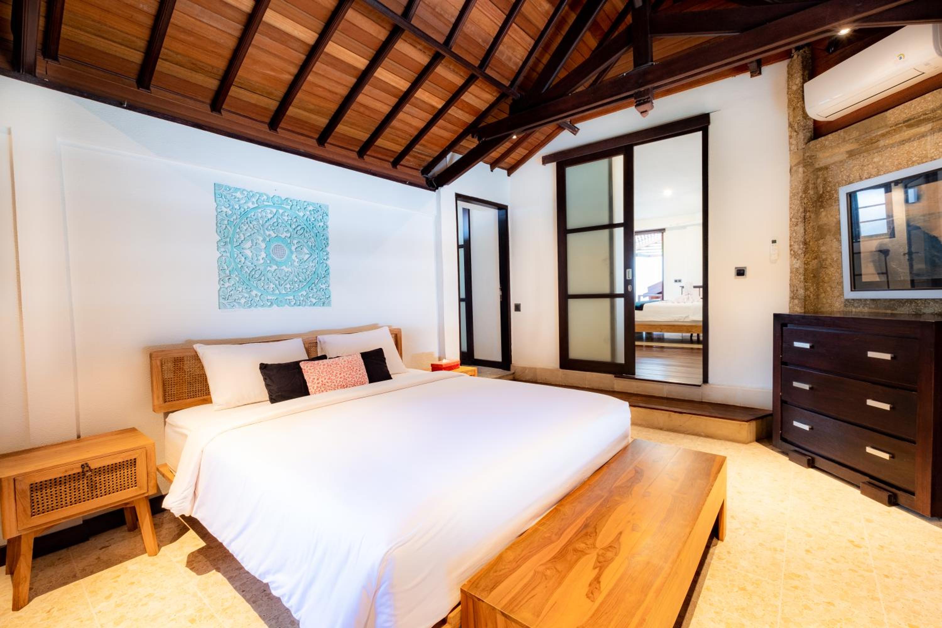 Villa with Private Pool - Photo 24