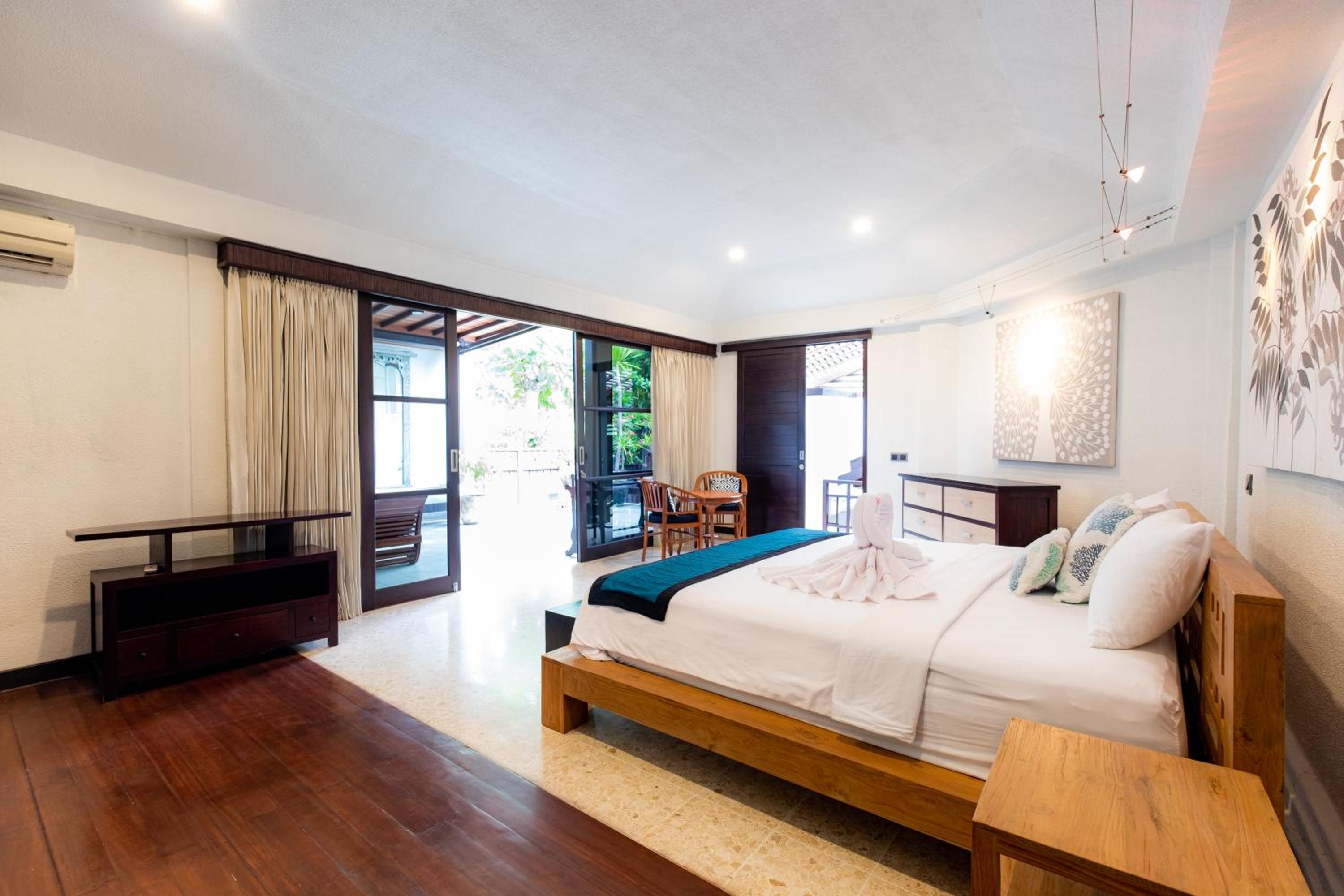 Villa with Private Pool - Photo 12