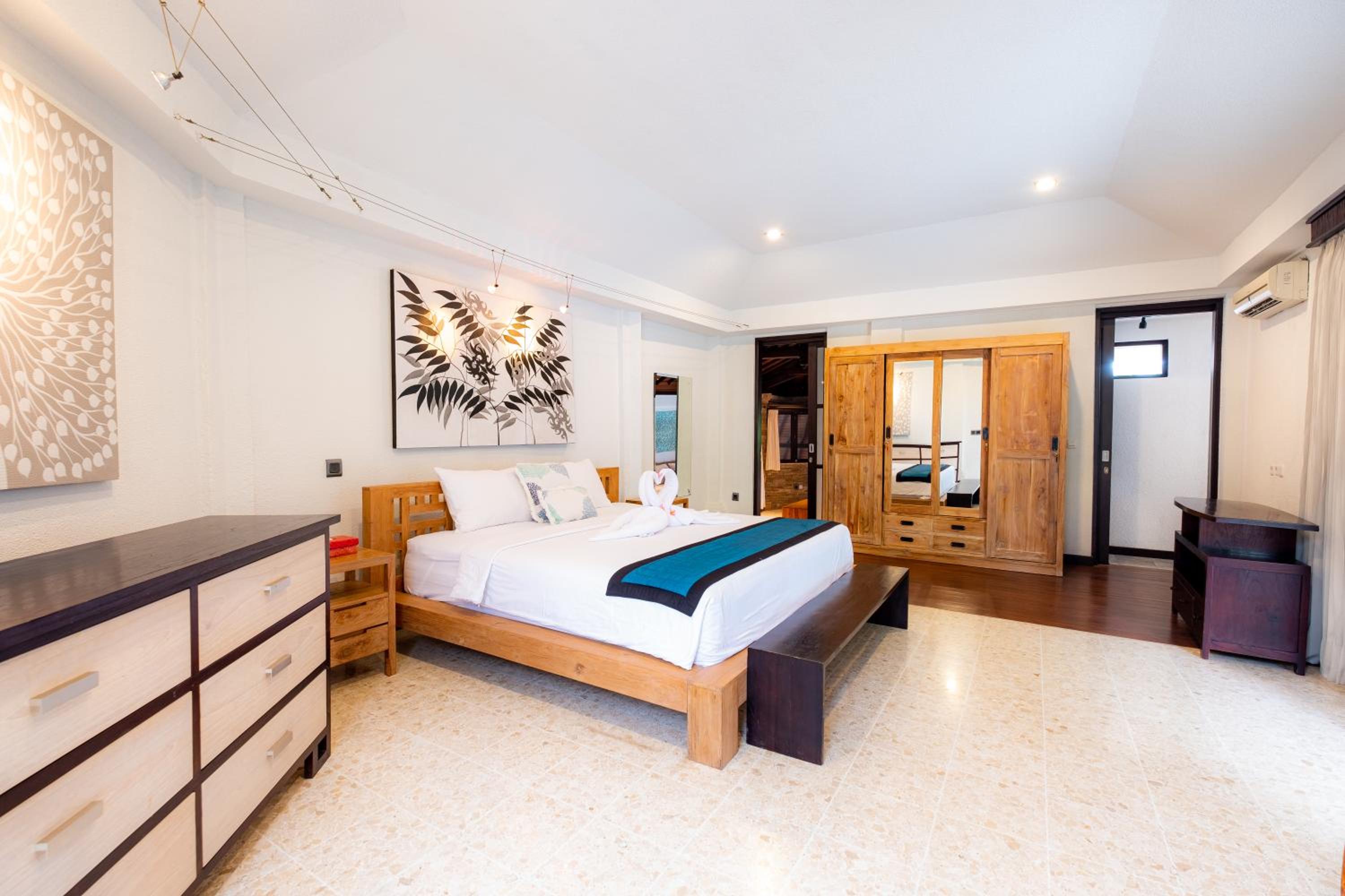 Villa with Private Pool - Photo 11