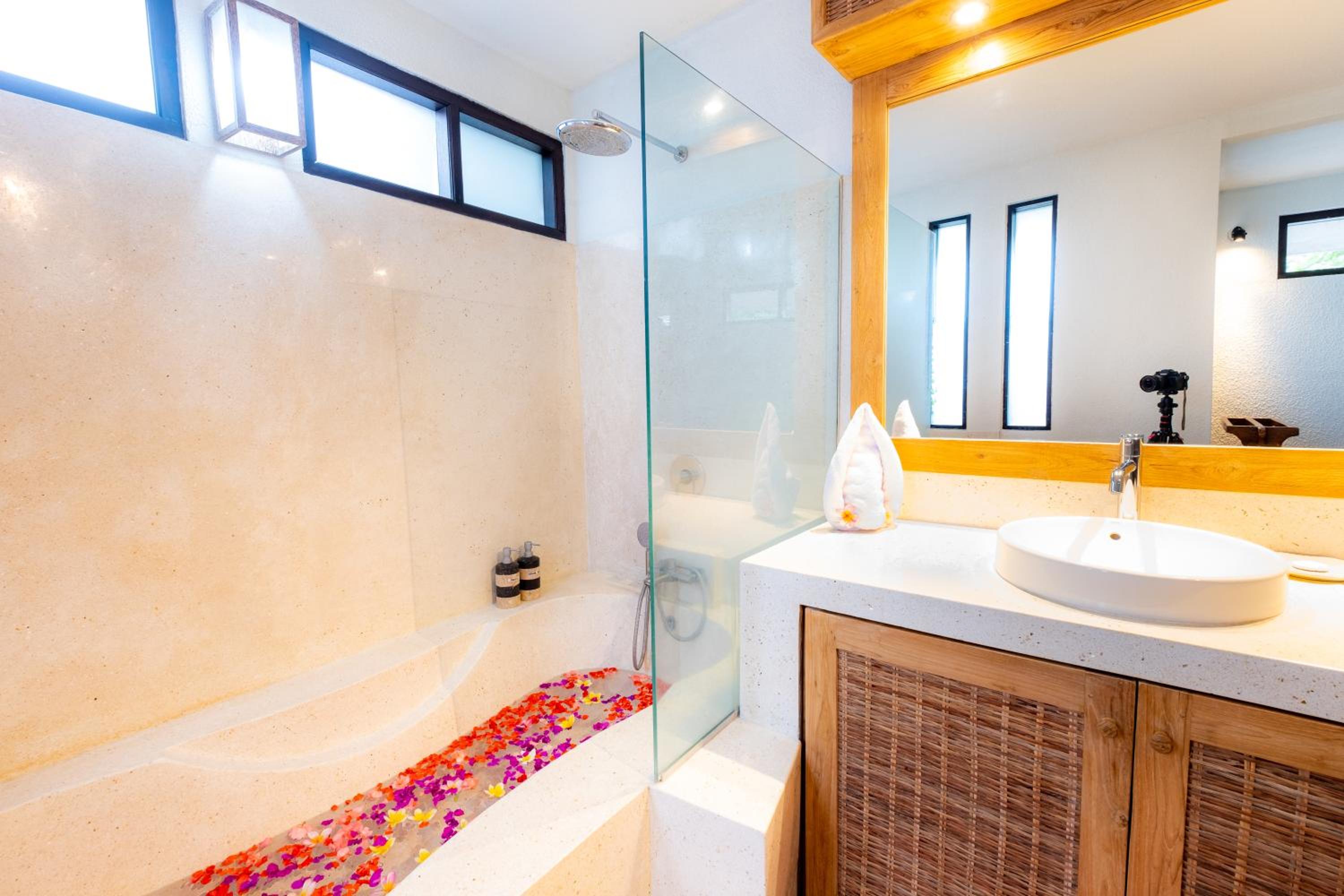 Villa with Private Pool - Photo 8
