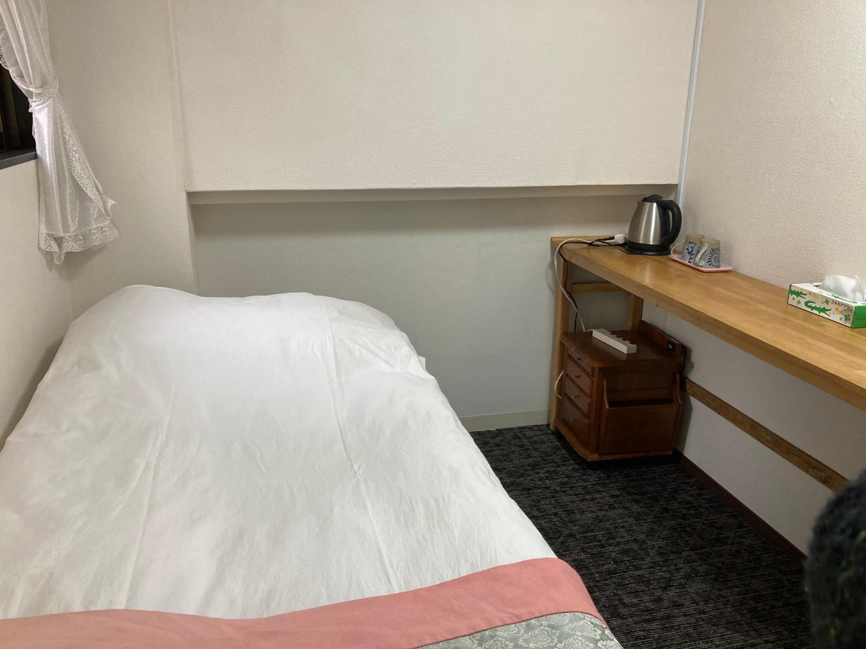 Single Room with Shared Shower and Toilet photo 3
