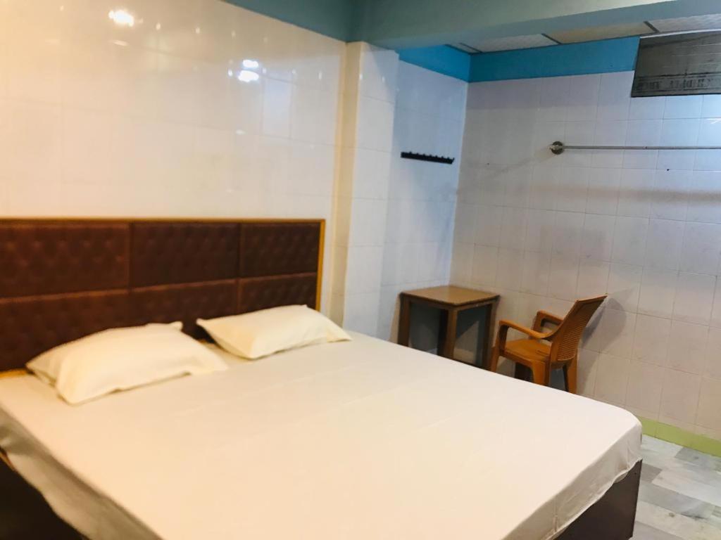 Deluxe Double Room (2 Adults + 1 Child) - Photo 13