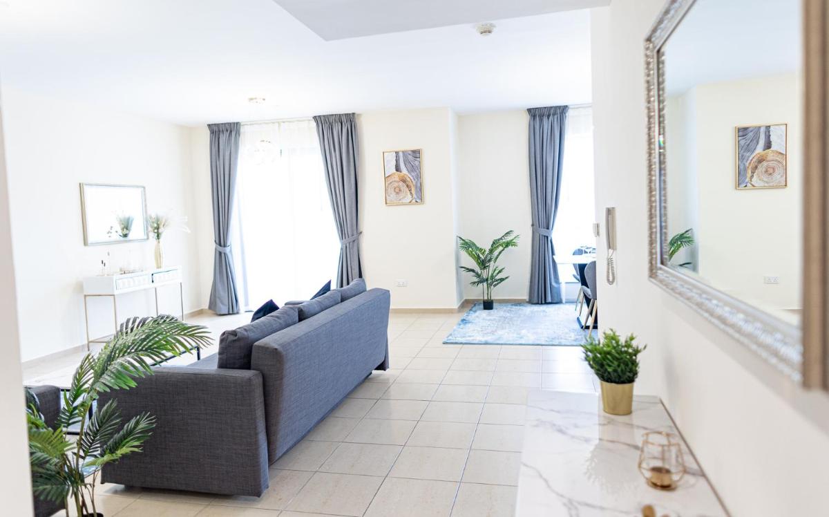 Apartment with Balcony photo 3