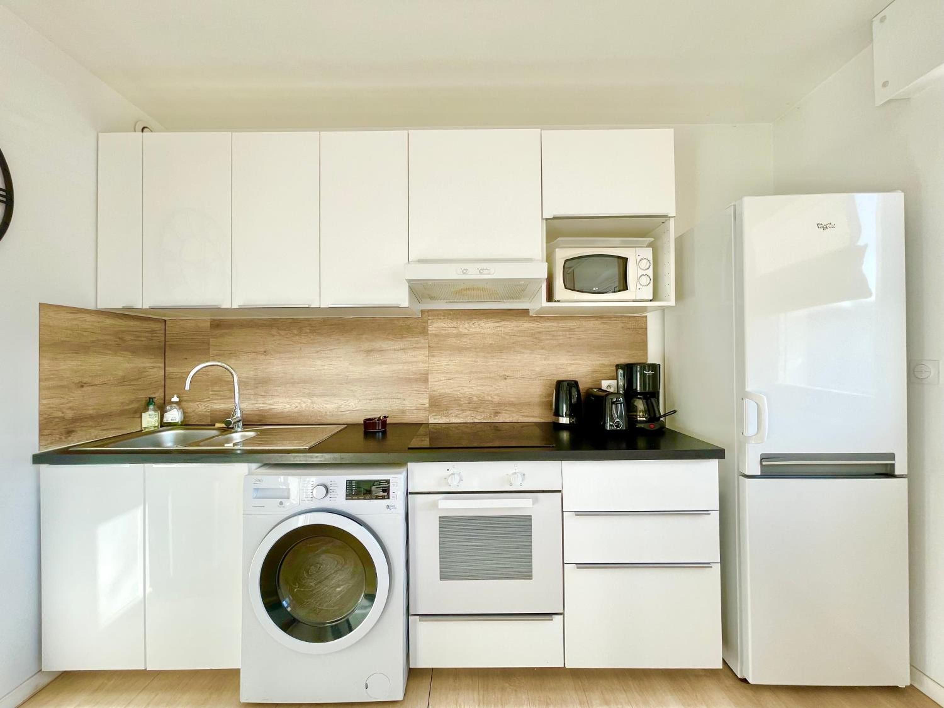 Apartment with Balcony - Photo 9