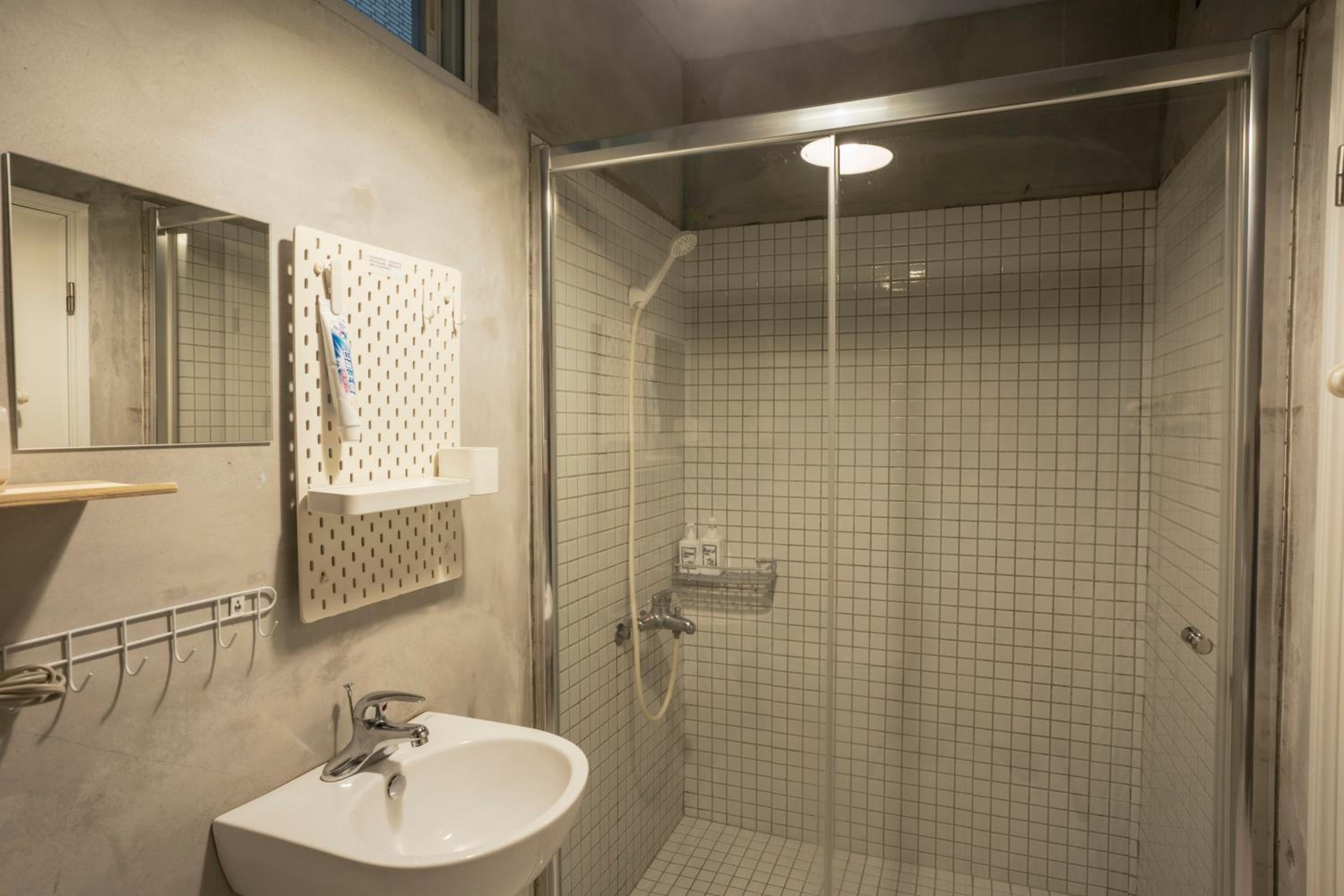 Family Room with Private Bathroom photo 2