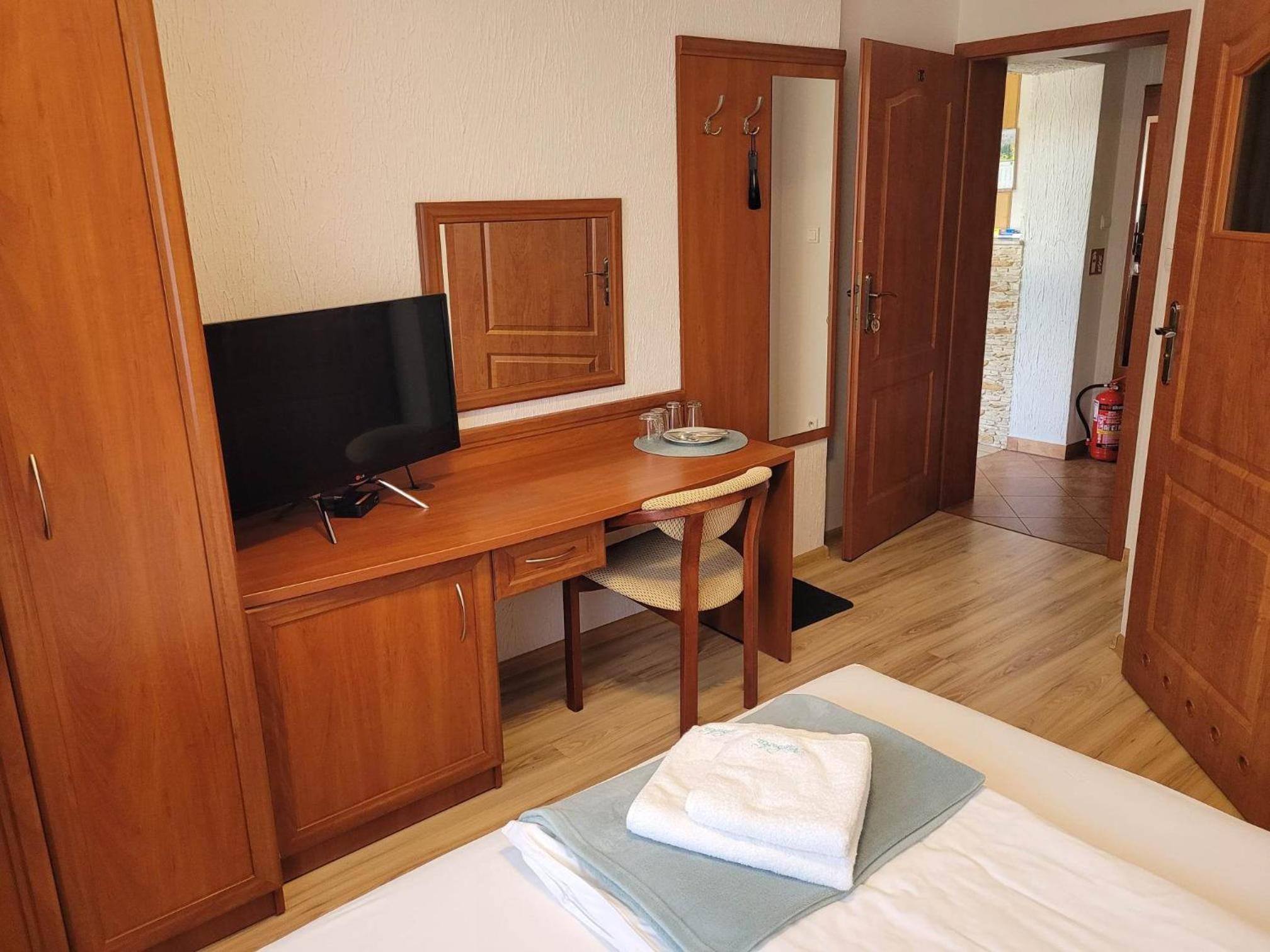 Single Room with Private Bathroom photo 1