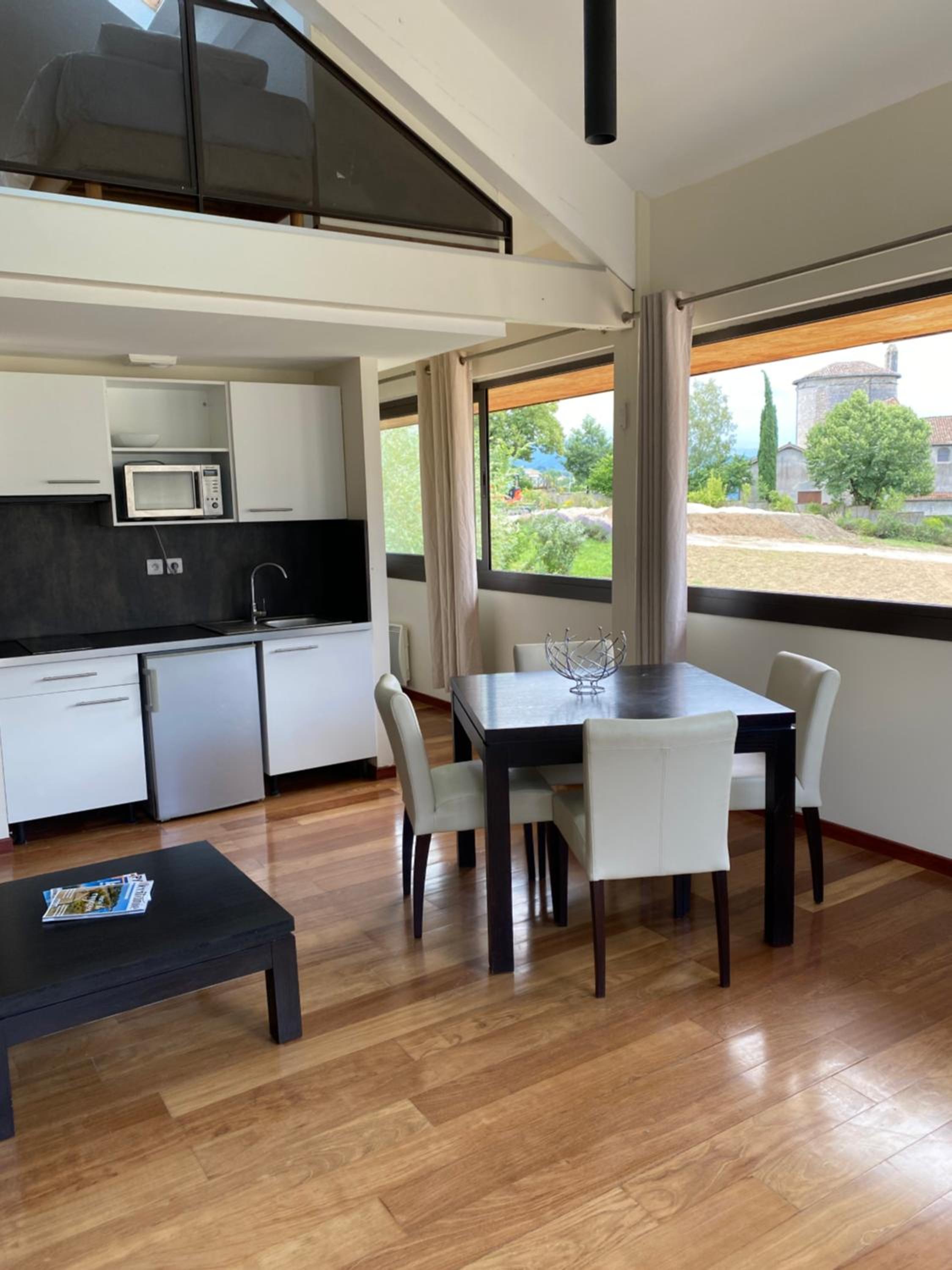 One-Bedroom Apartment - Photo 3