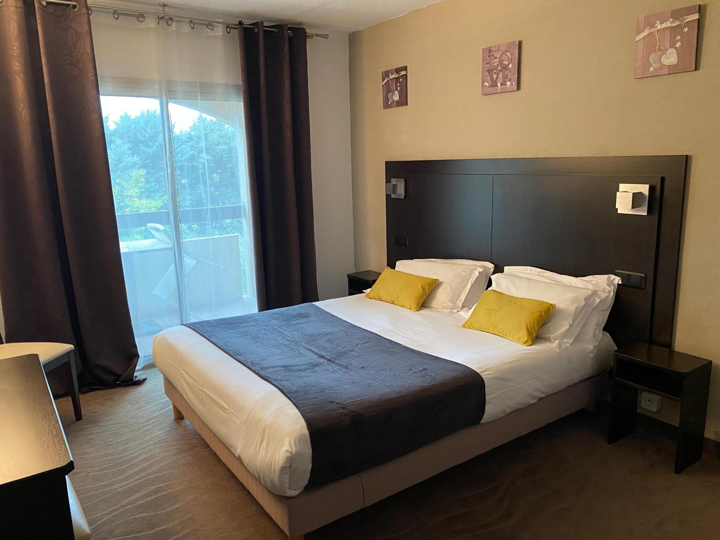 Standard Double Room with Balcony - Photo 6