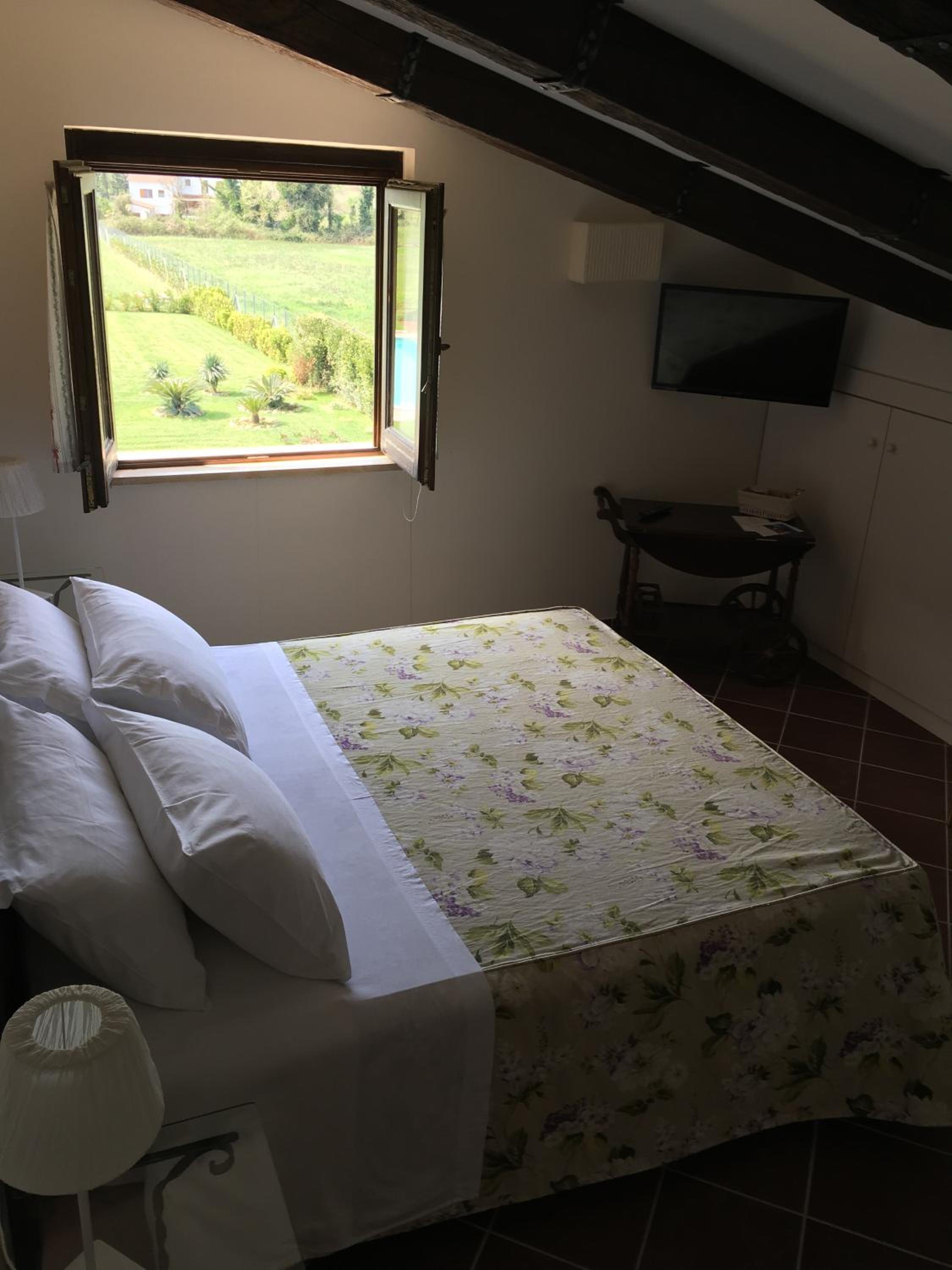 Double Room with Pool View - Photo 4