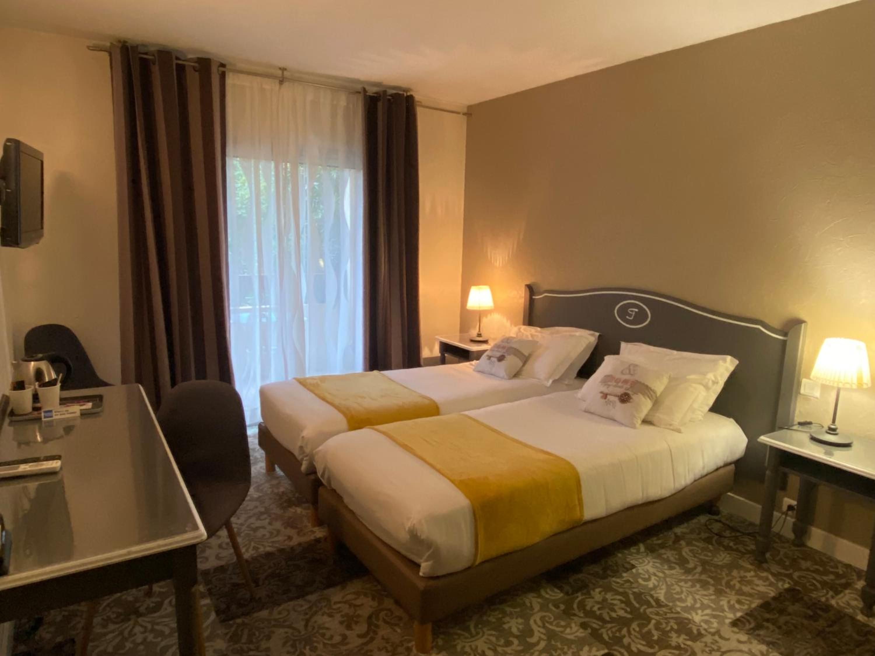 Twin Room with Balcony - Photo 1