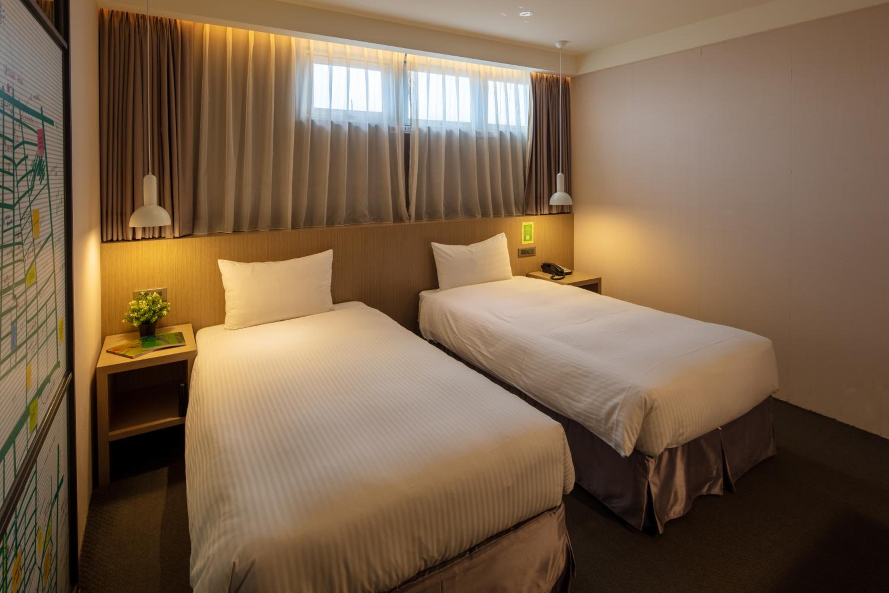 Standard Twin Room - no window photo 2
