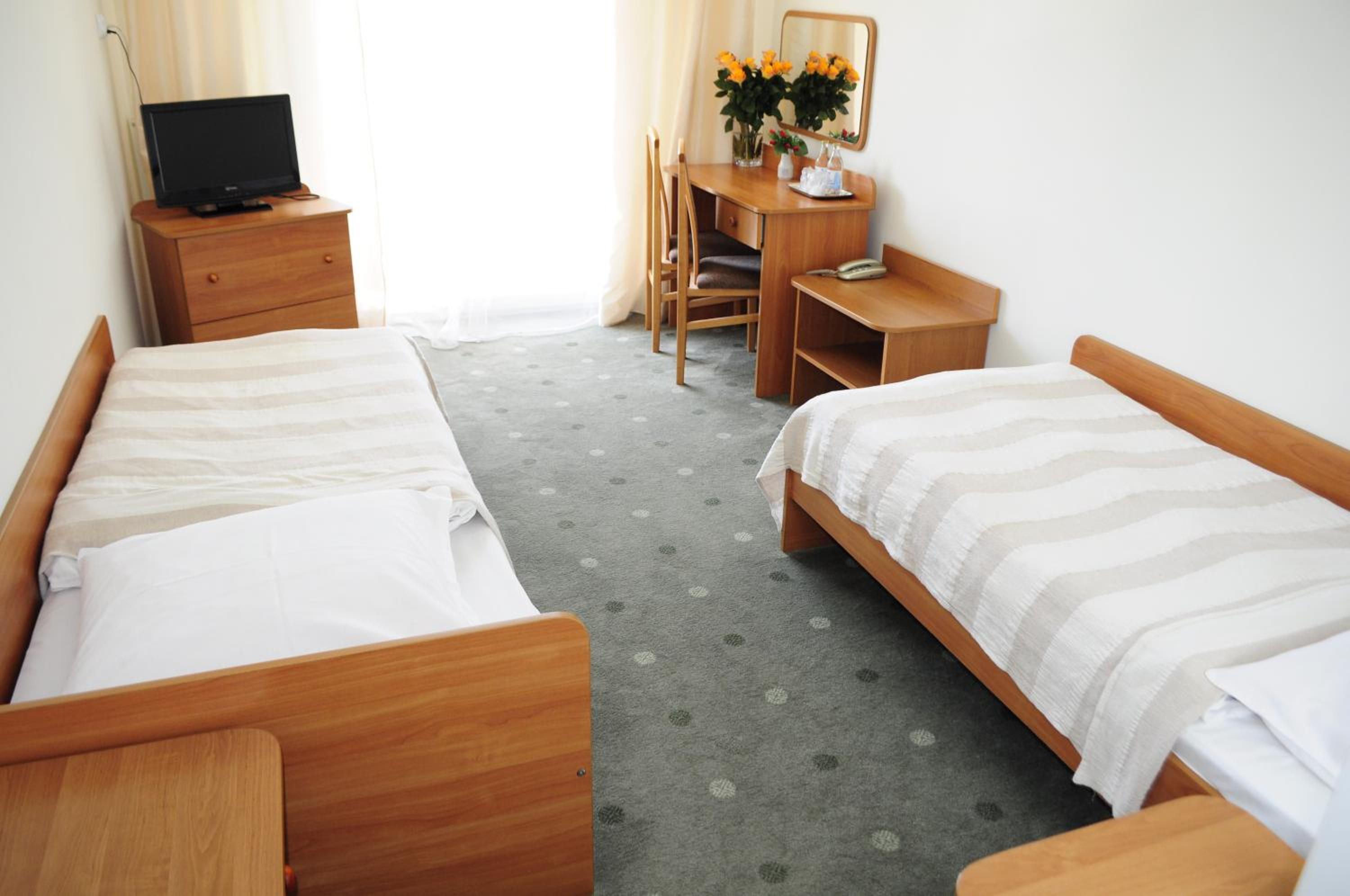 Twin Room with two separate beds with a balcony - Photo 1