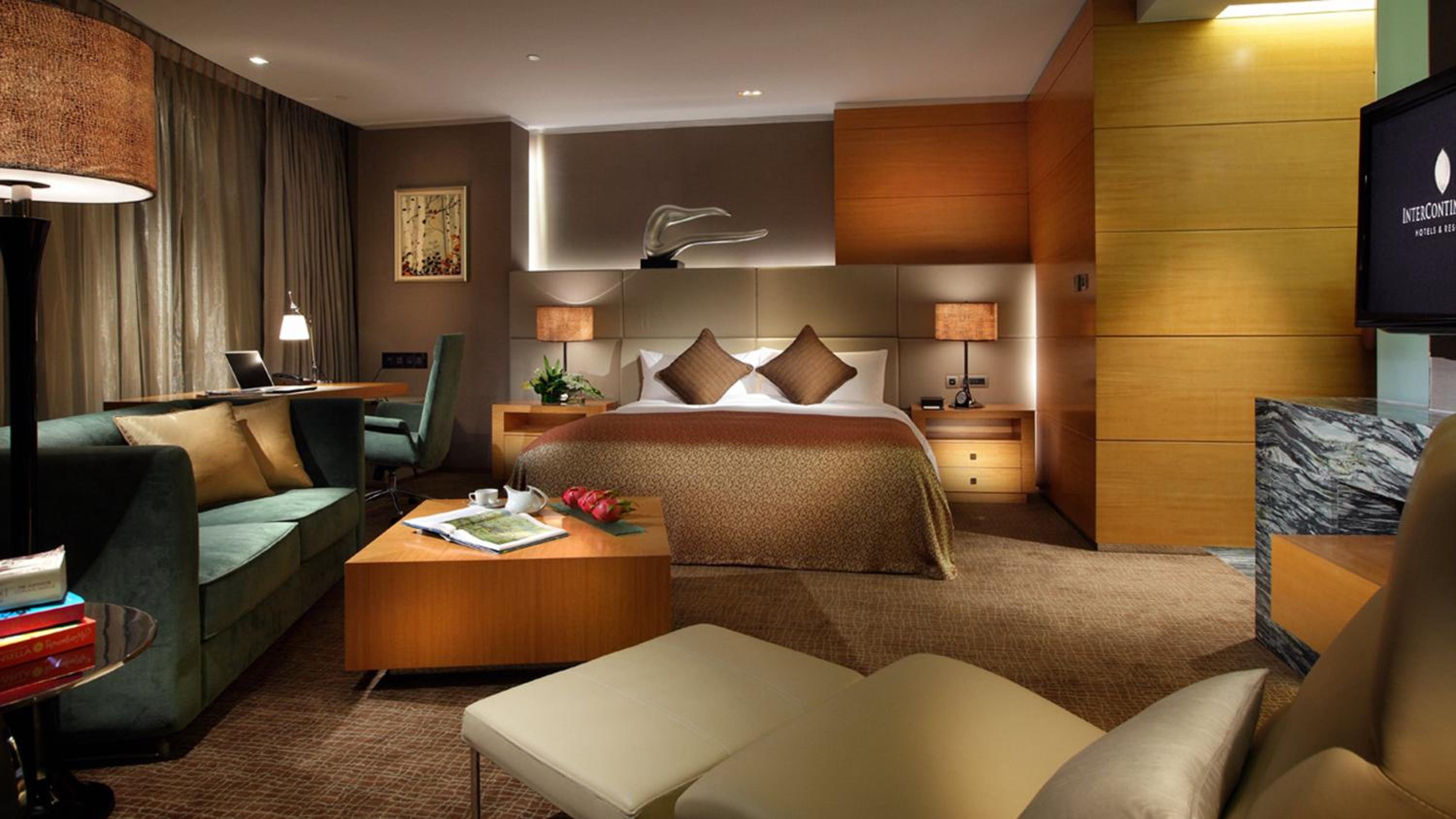 Junior King Suite with City View - Photo 10