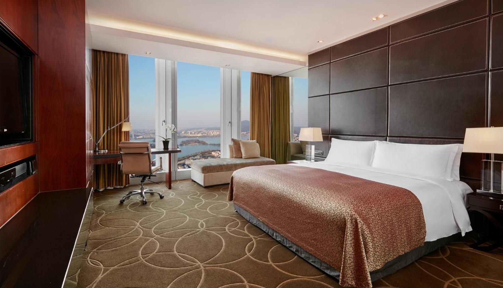 Classic King Room with Lake View - Photo 6