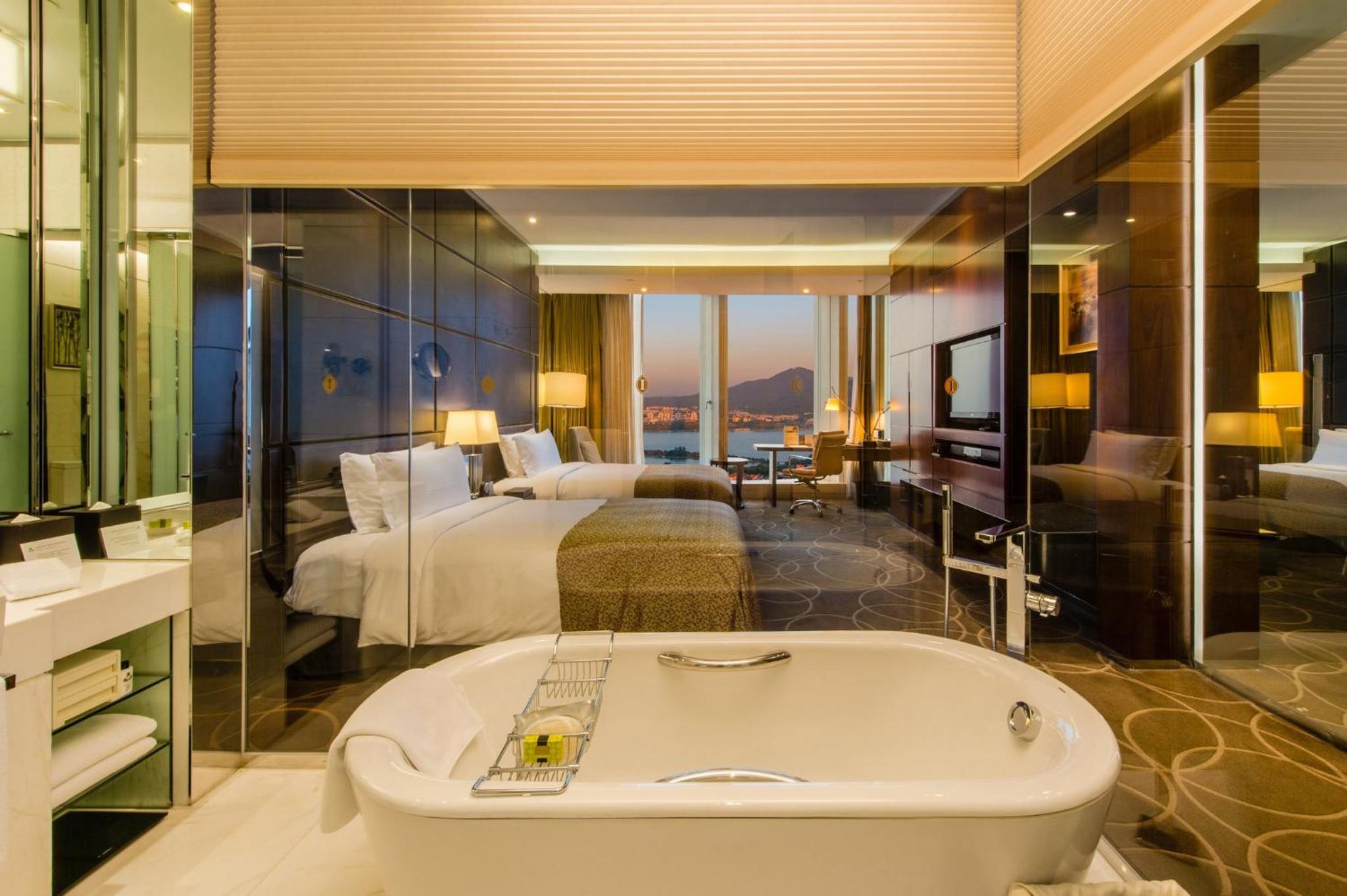 Classic Double Room with Two Double Beds and Lake View - Photo 2