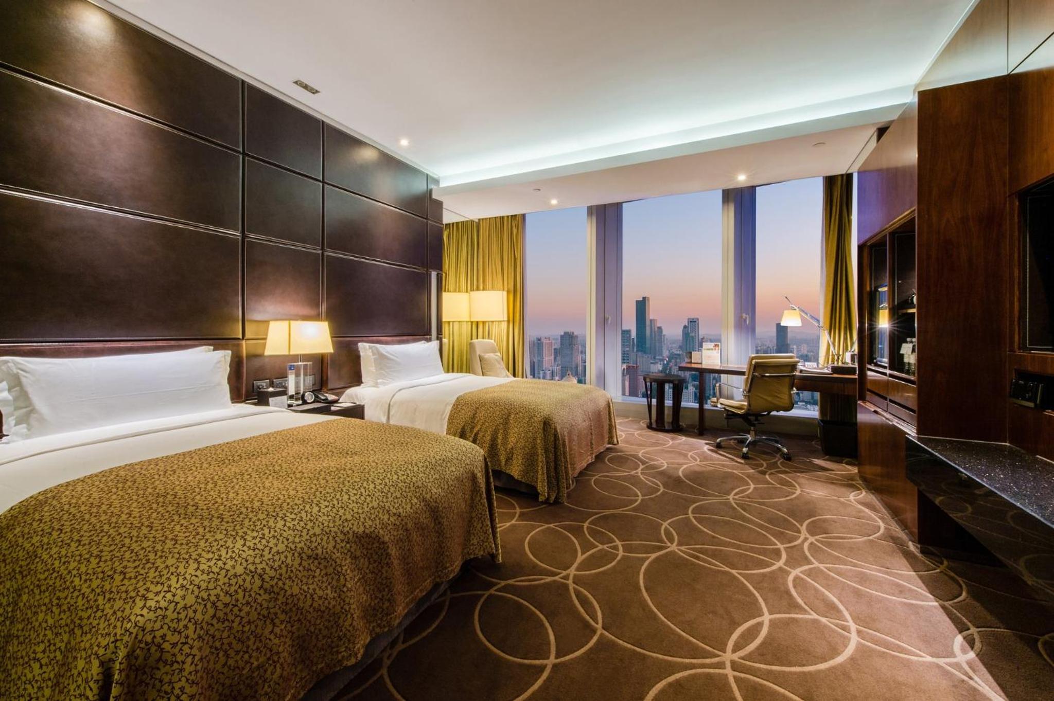 Classic Double Room with Two Double Beds and City View - Photo 7