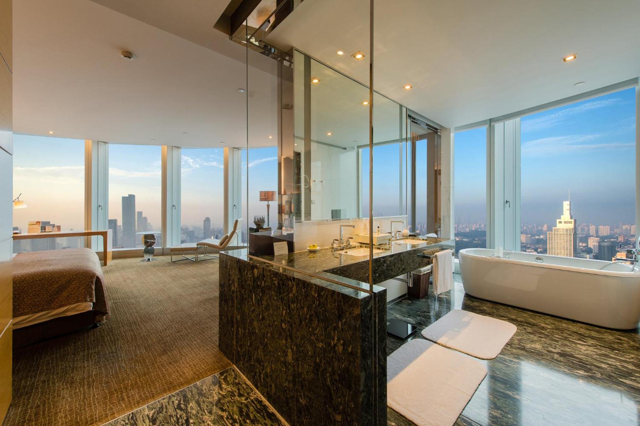 Junior King Suite with City View - Photo 9