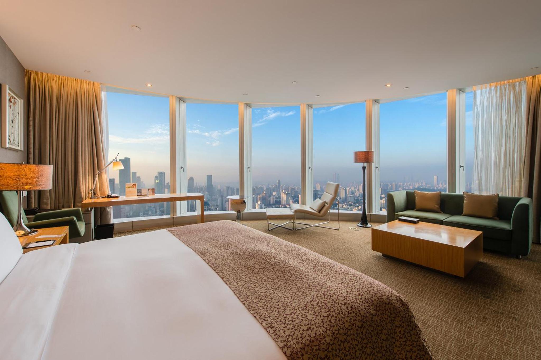 Junior King Suite with City View - Photo 5