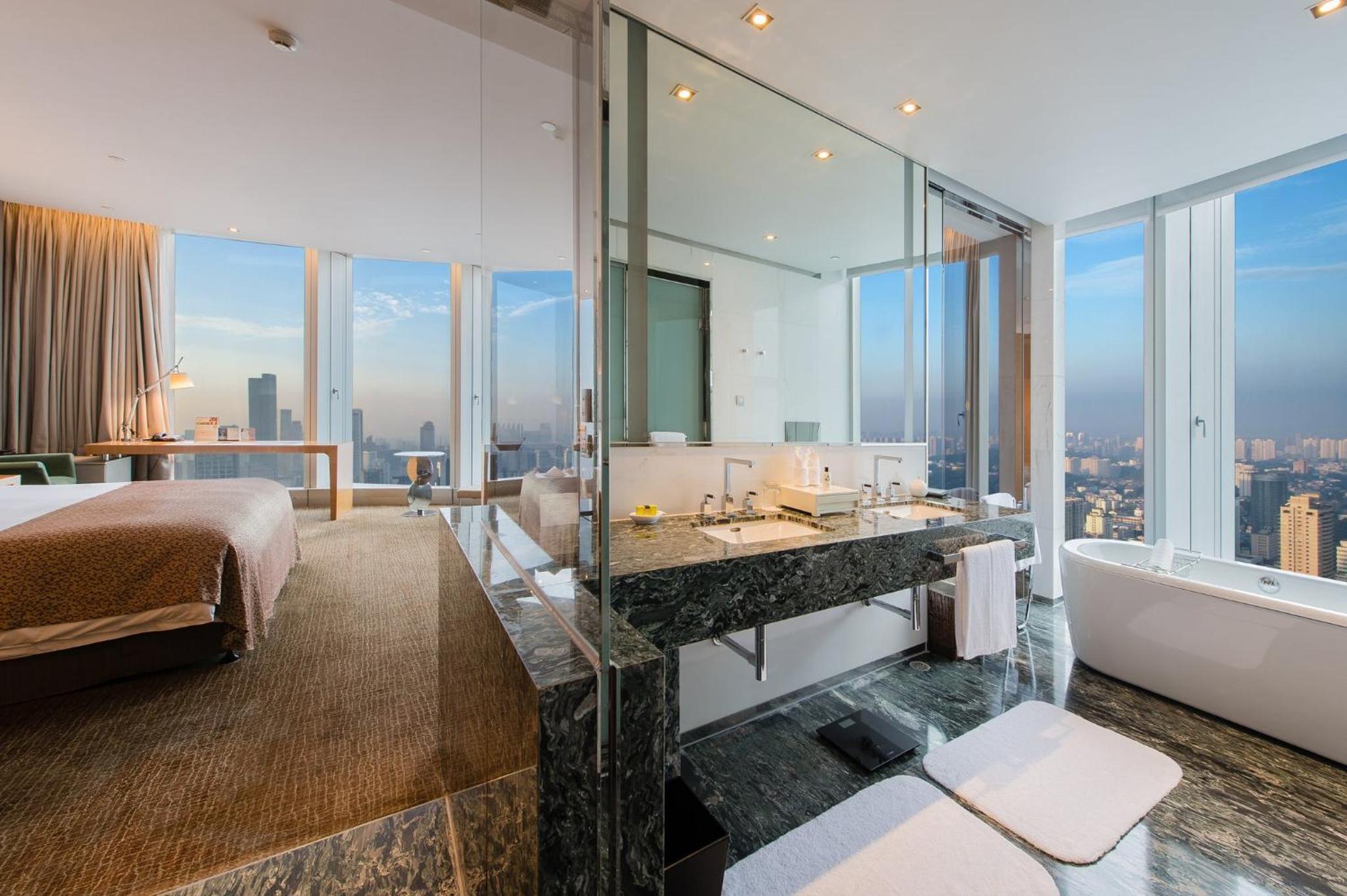 Junior King Suite with City View - Photo 7