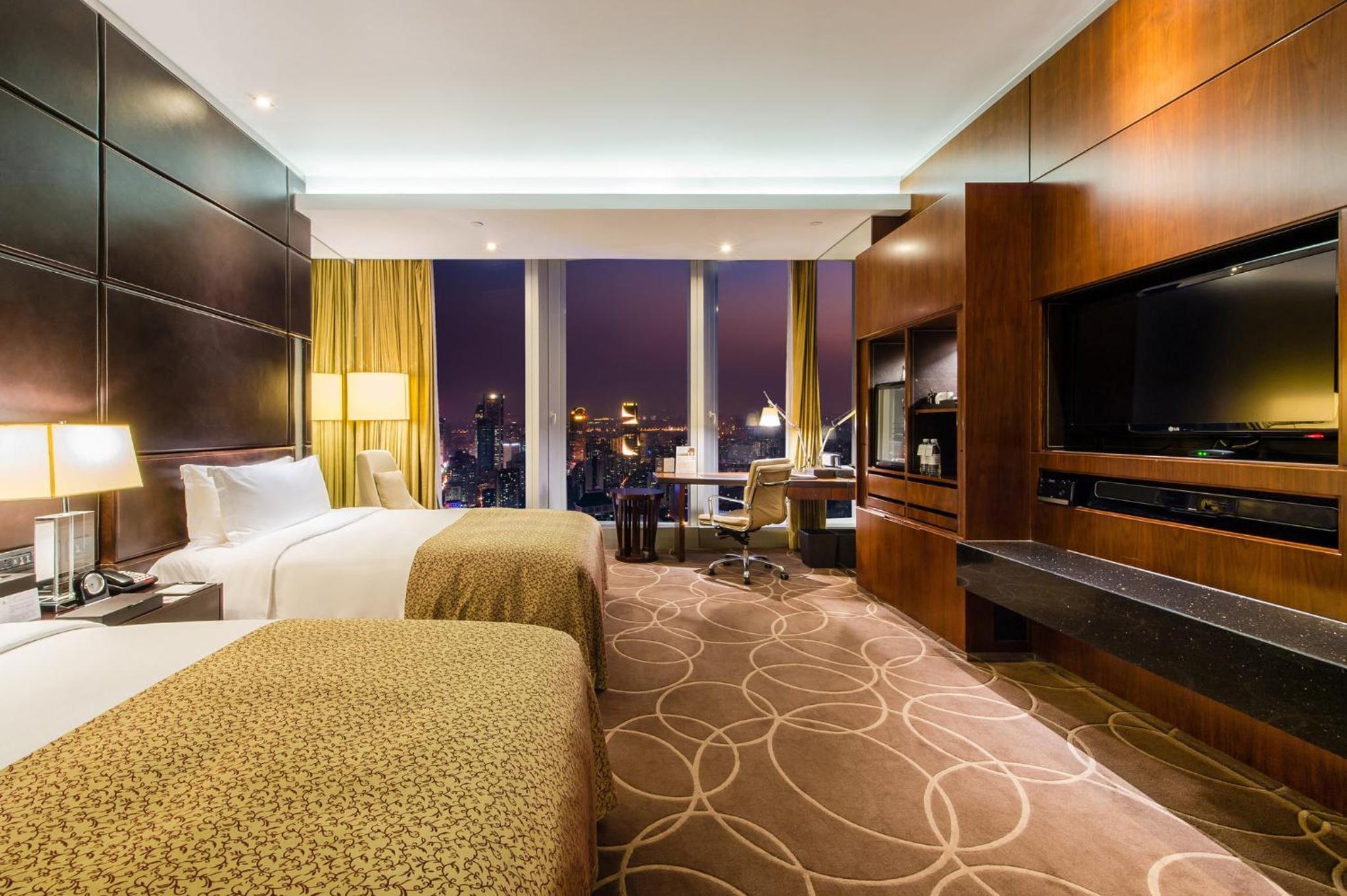 Classic Double Room with Two Double Beds and City View - Photo 10