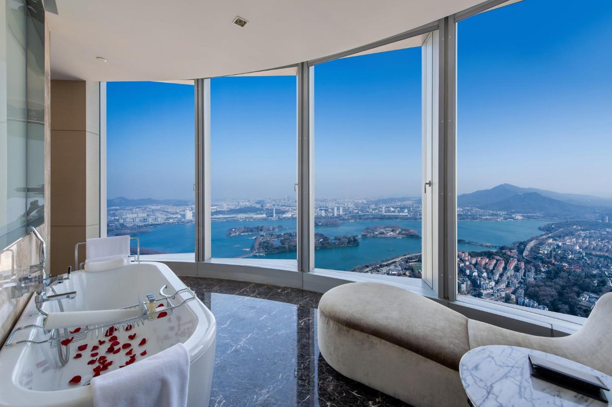 One-Bedroom King Suite with Lake View - Photo 13